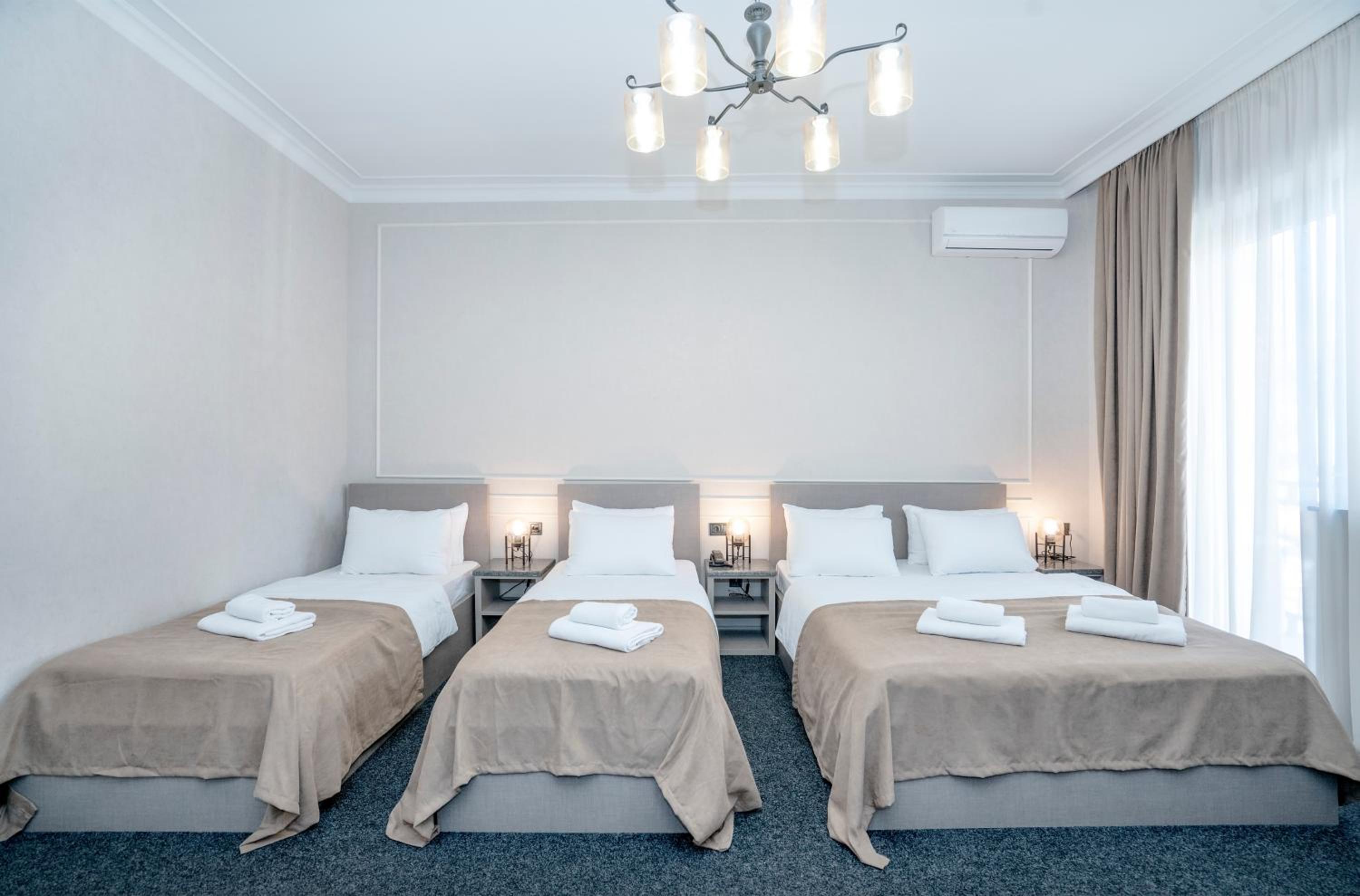Quadruple Room with Balcony - Photo 9