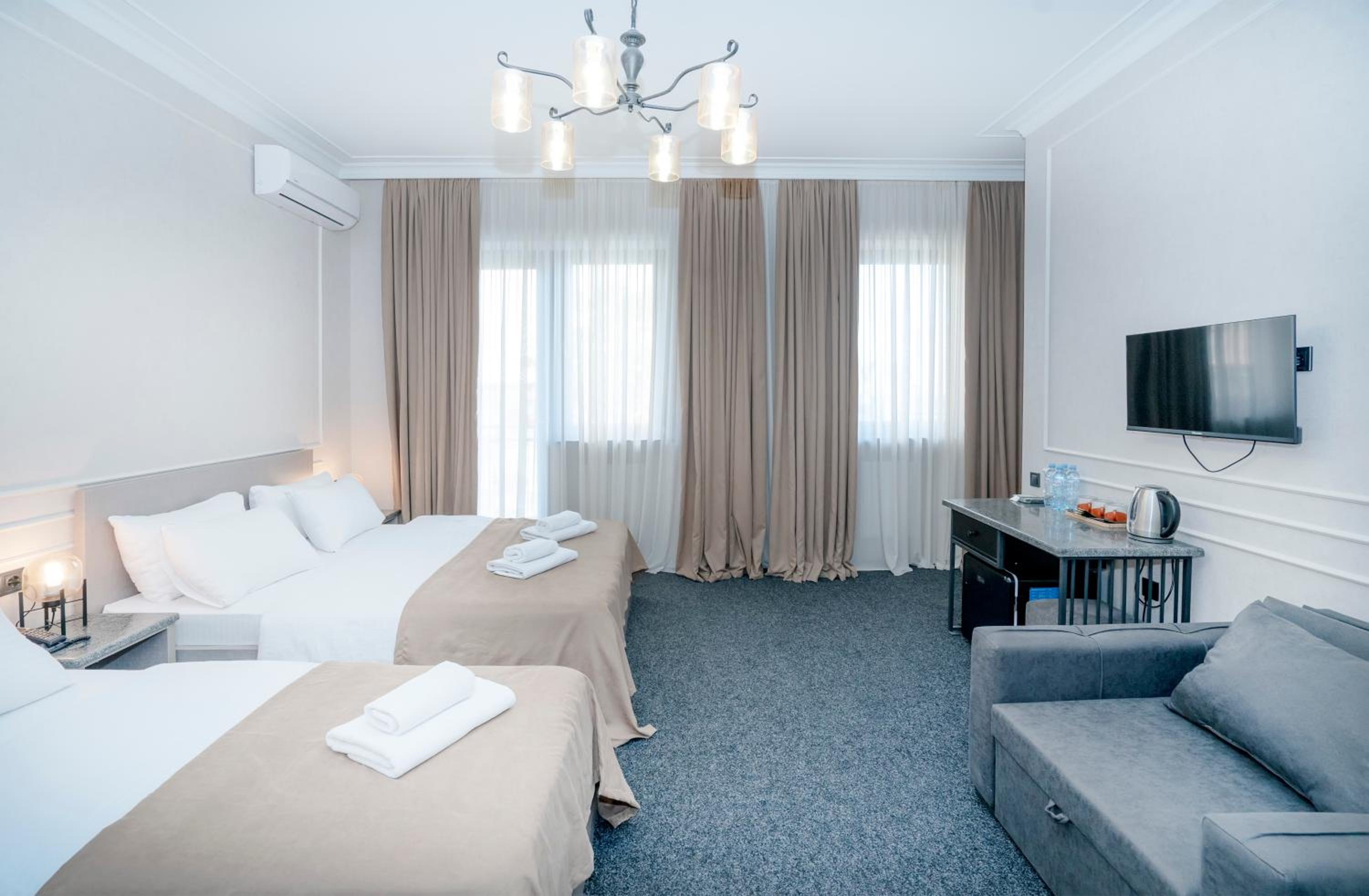 Quadruple Room with Balcony - Photo 2