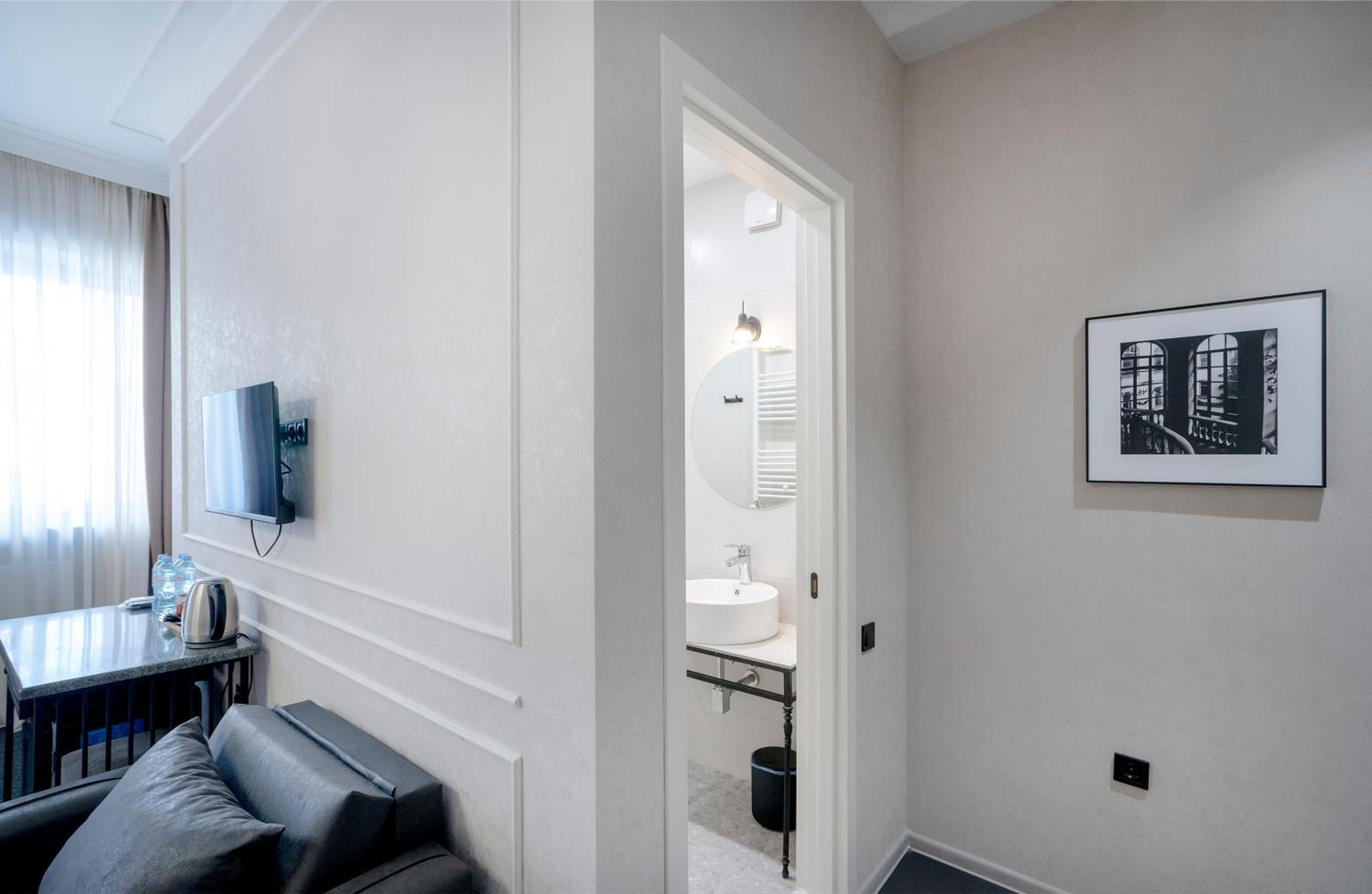 Quadruple Room with Balcony - Photo 4