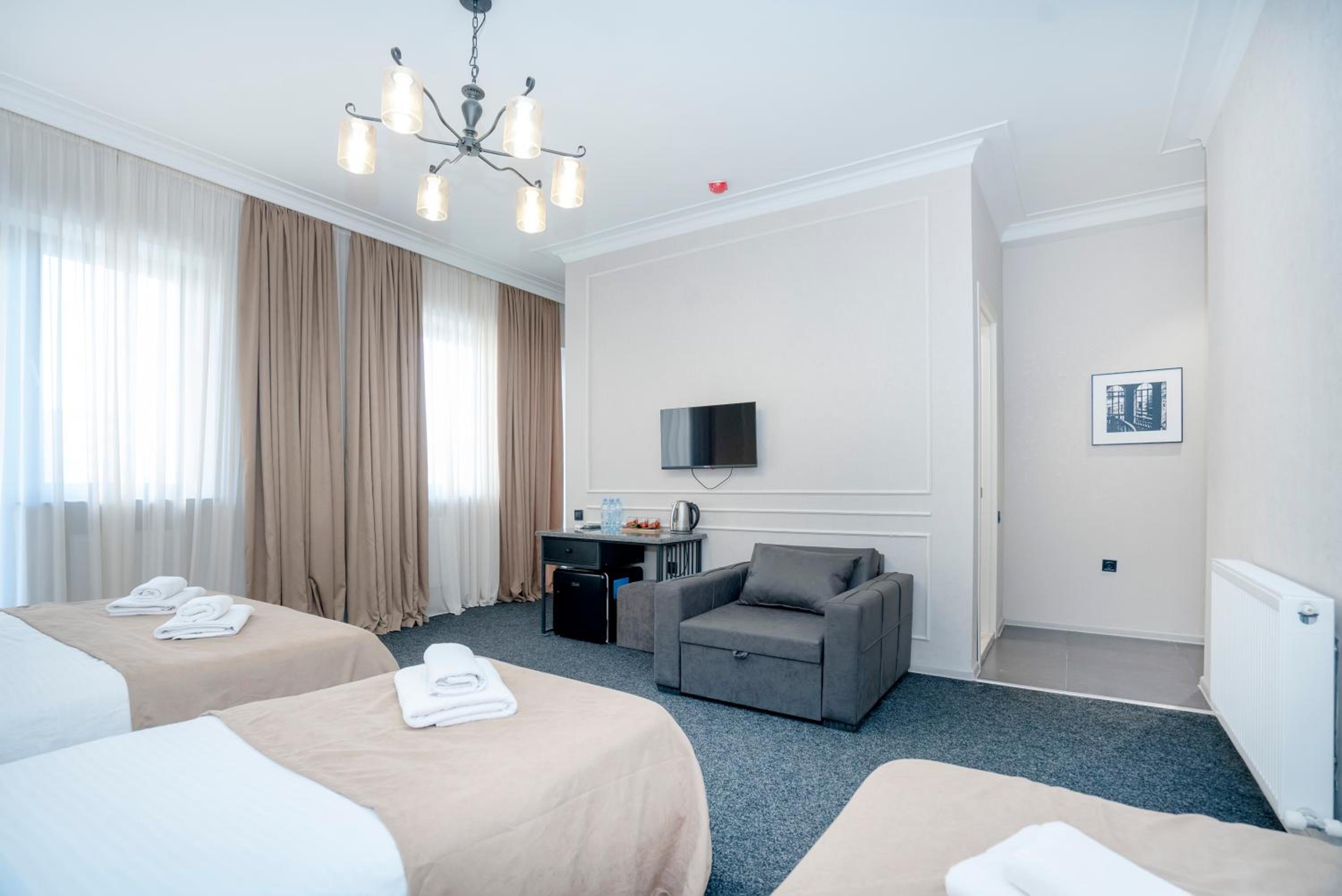 Quadruple Room with Balcony - Photo 1