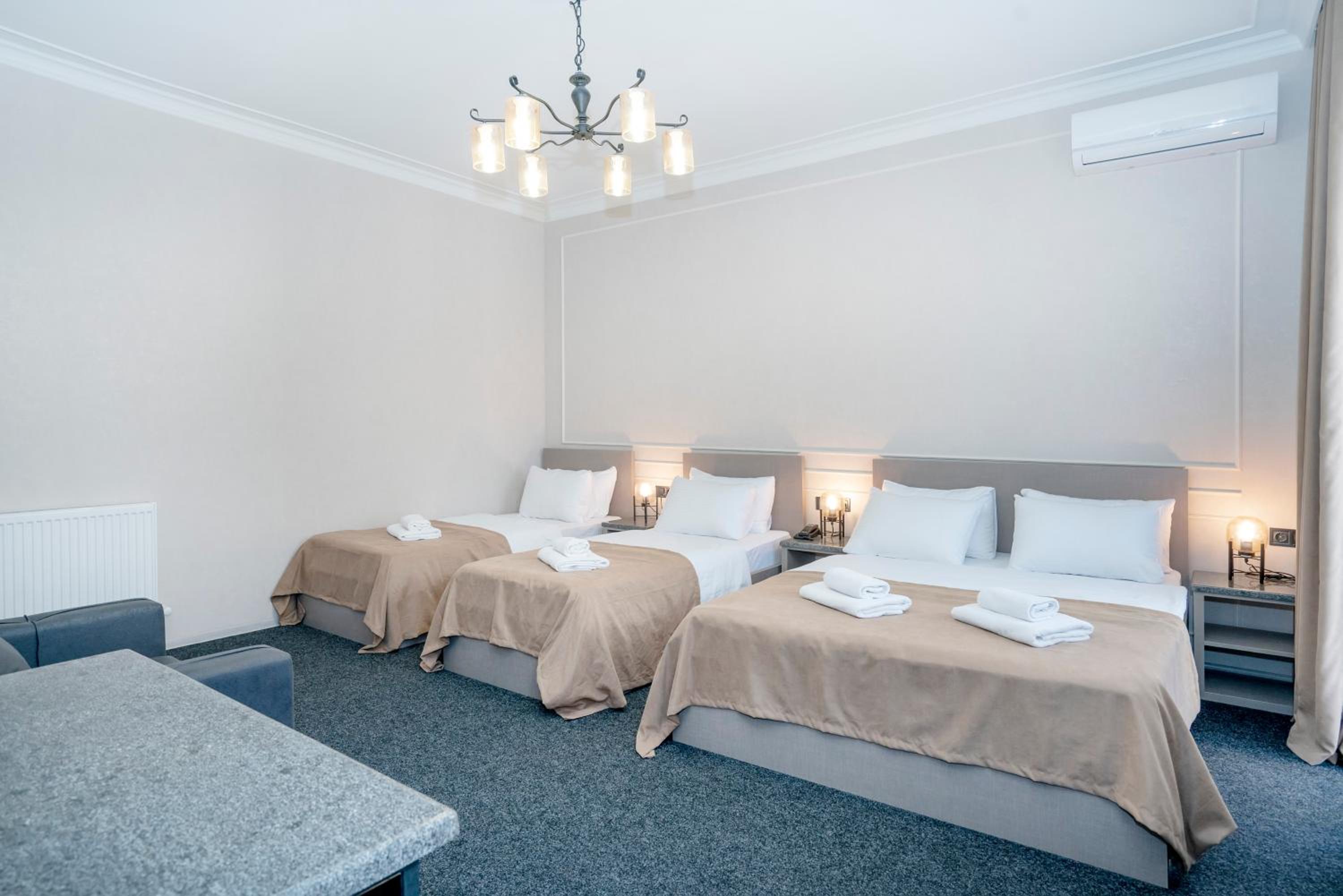 Quadruple Room with Balcony - Photo 8