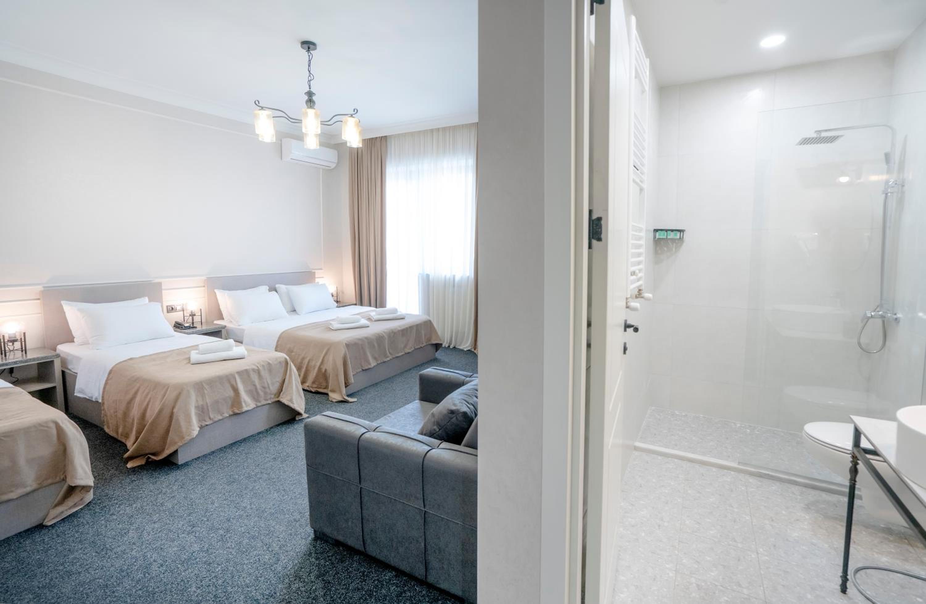 Quadruple Room with Balcony - Photo 11