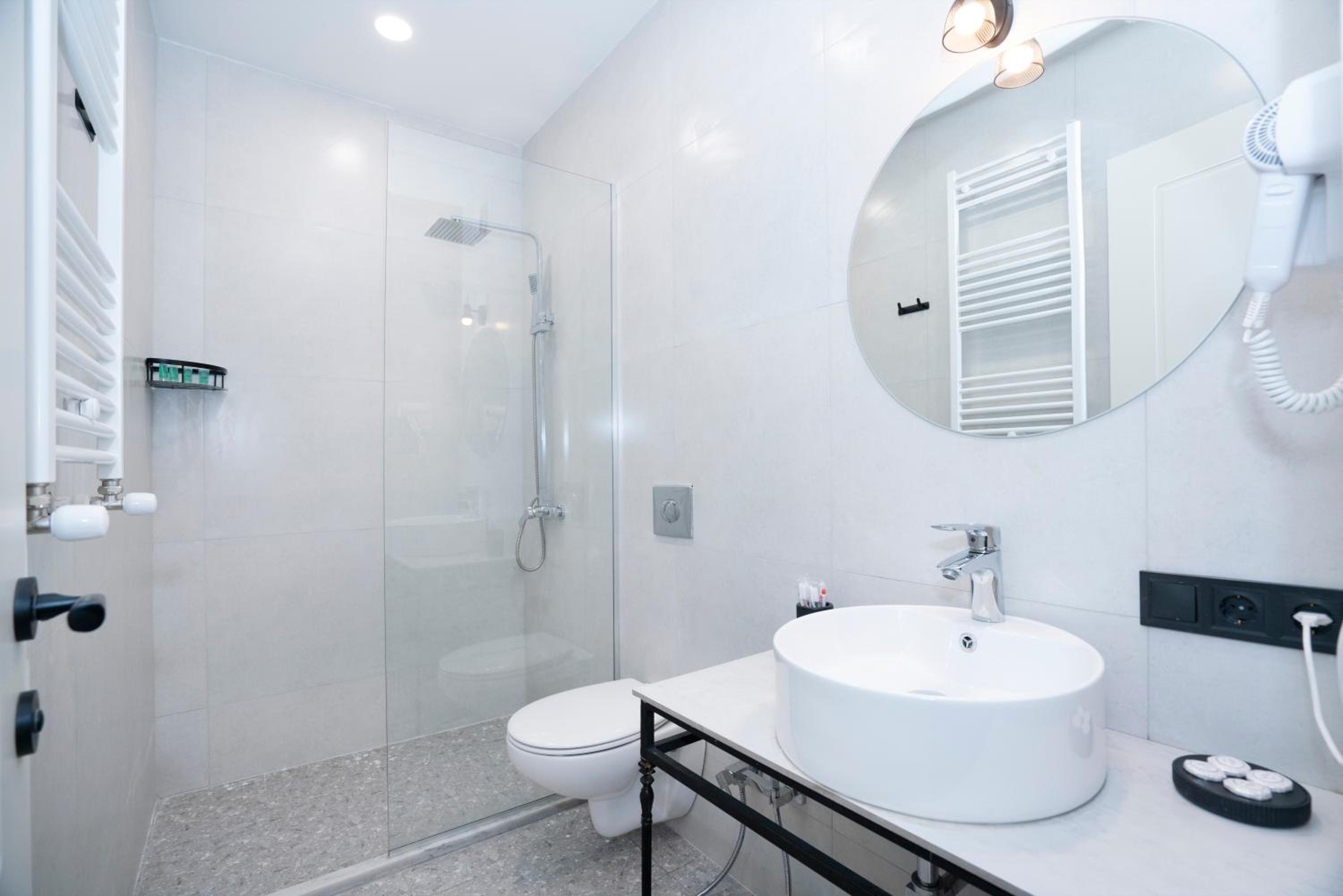 Quadruple Room with Balcony - Photo 7