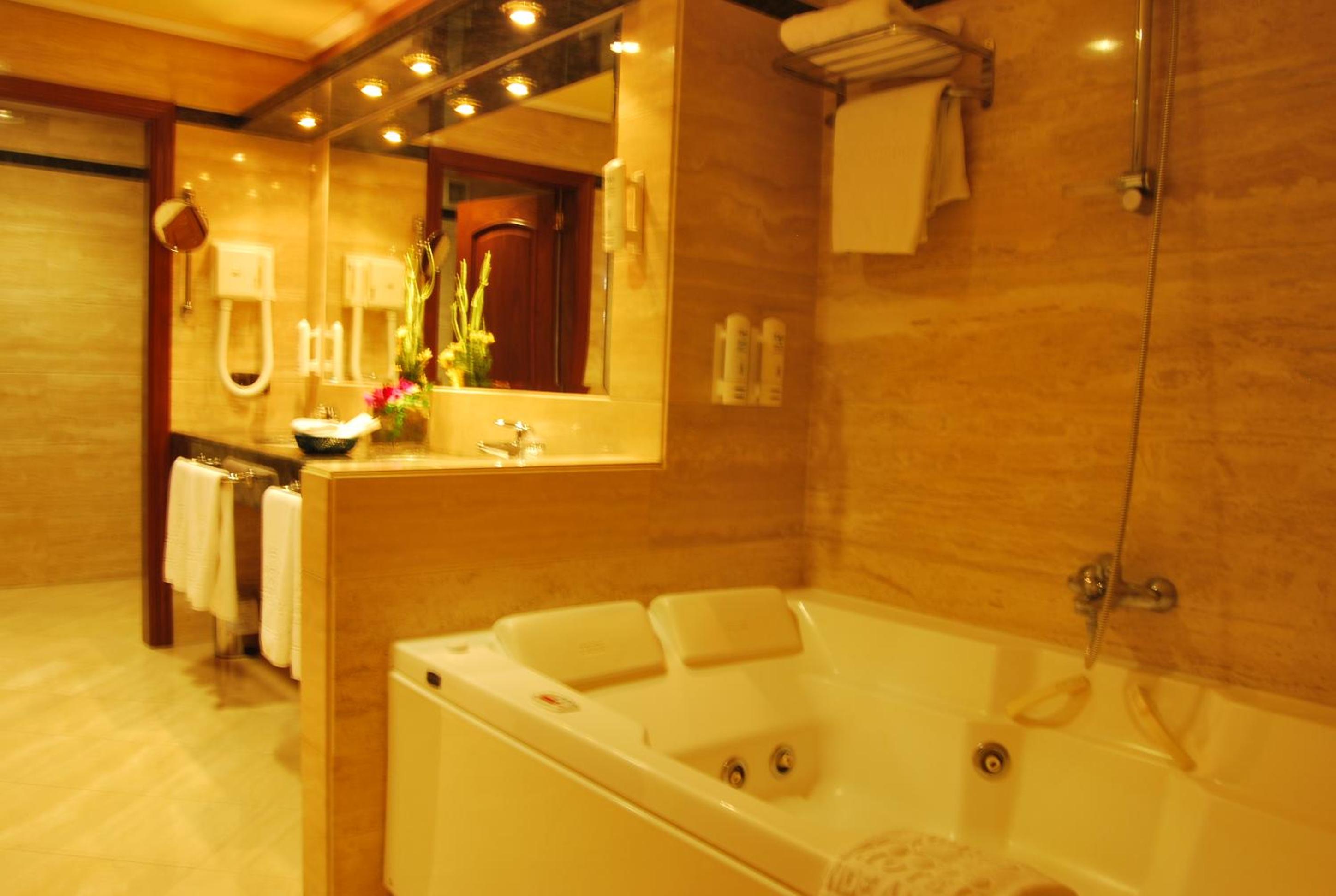 Deluxe Suite with Spa Bath photo 2