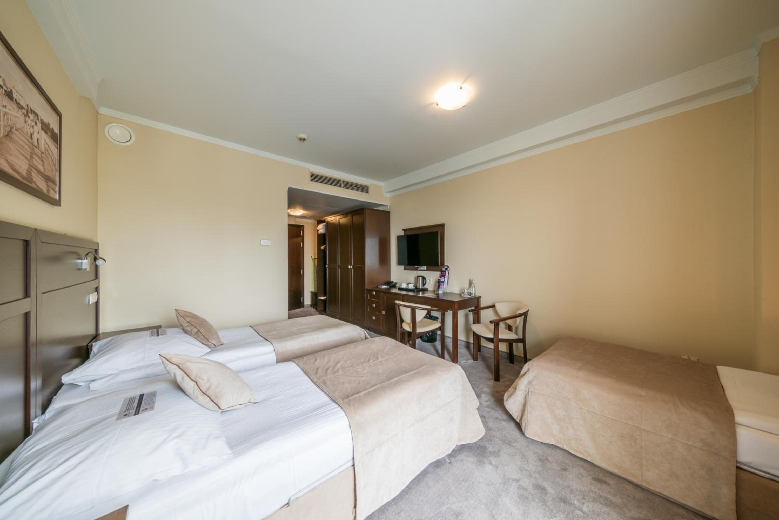Double or Twin Room with Extra Bed photo 2