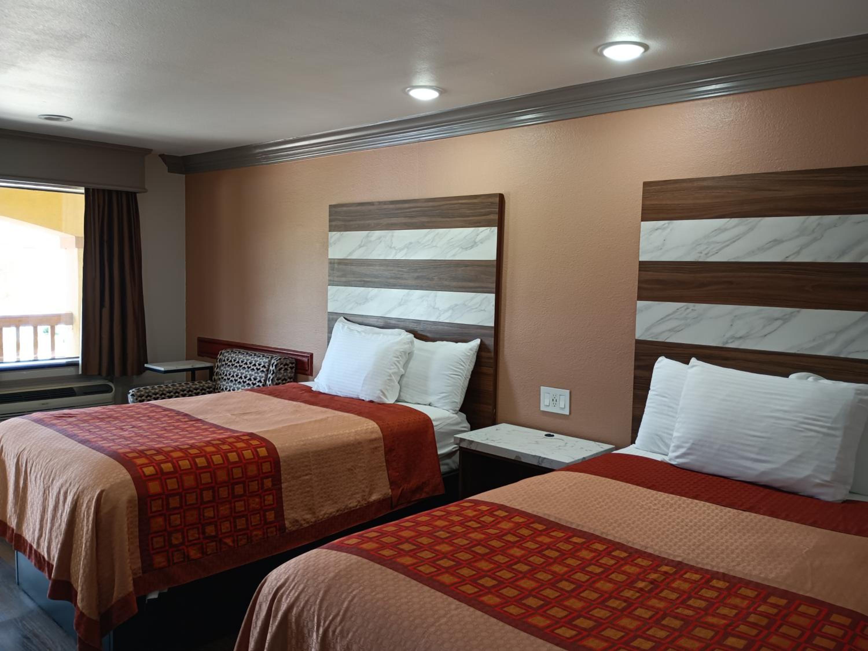 Double Room with Two Double Beds - Photo 2