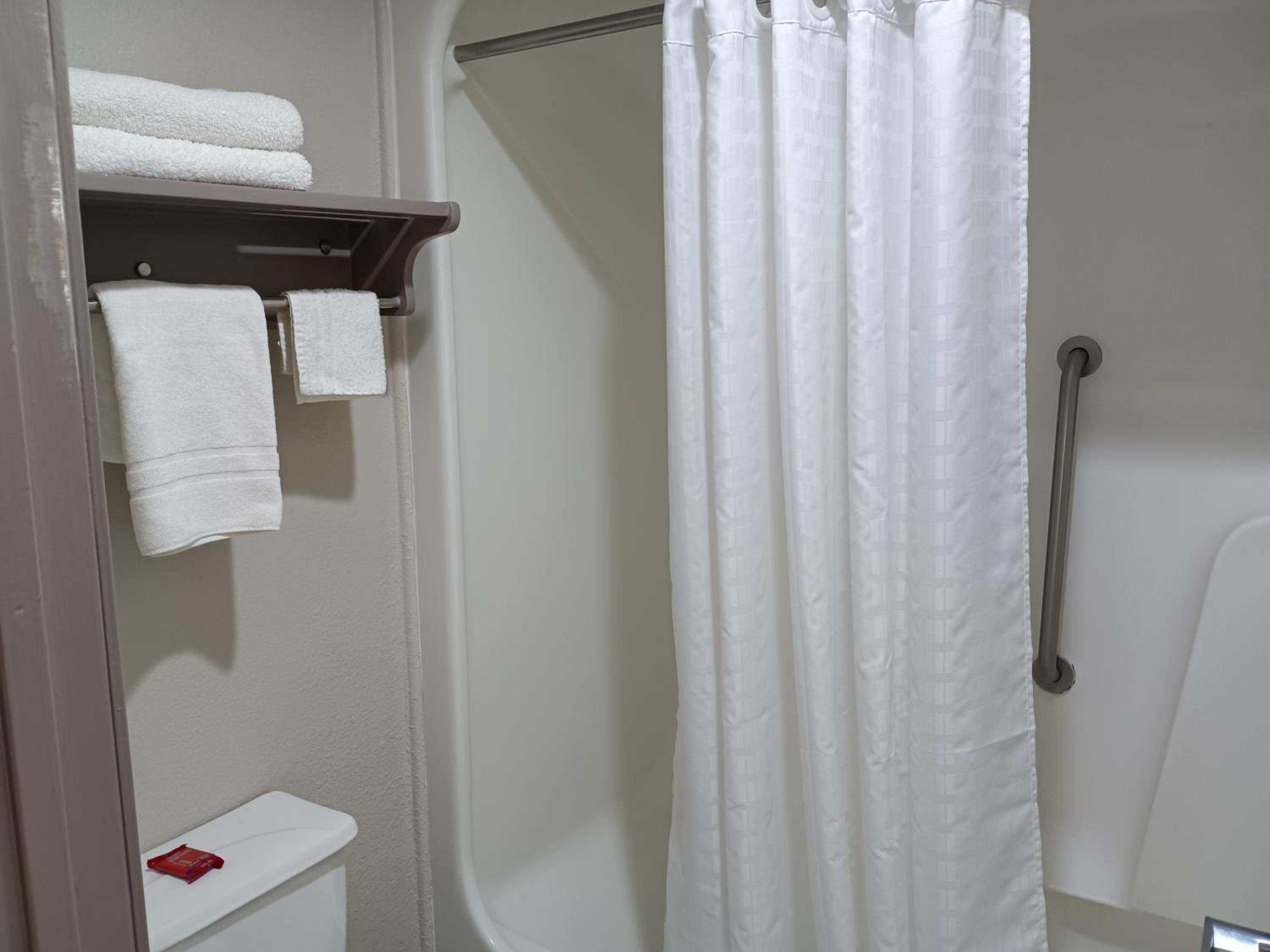 Queen Room with Two Queen Beds - Photo 2