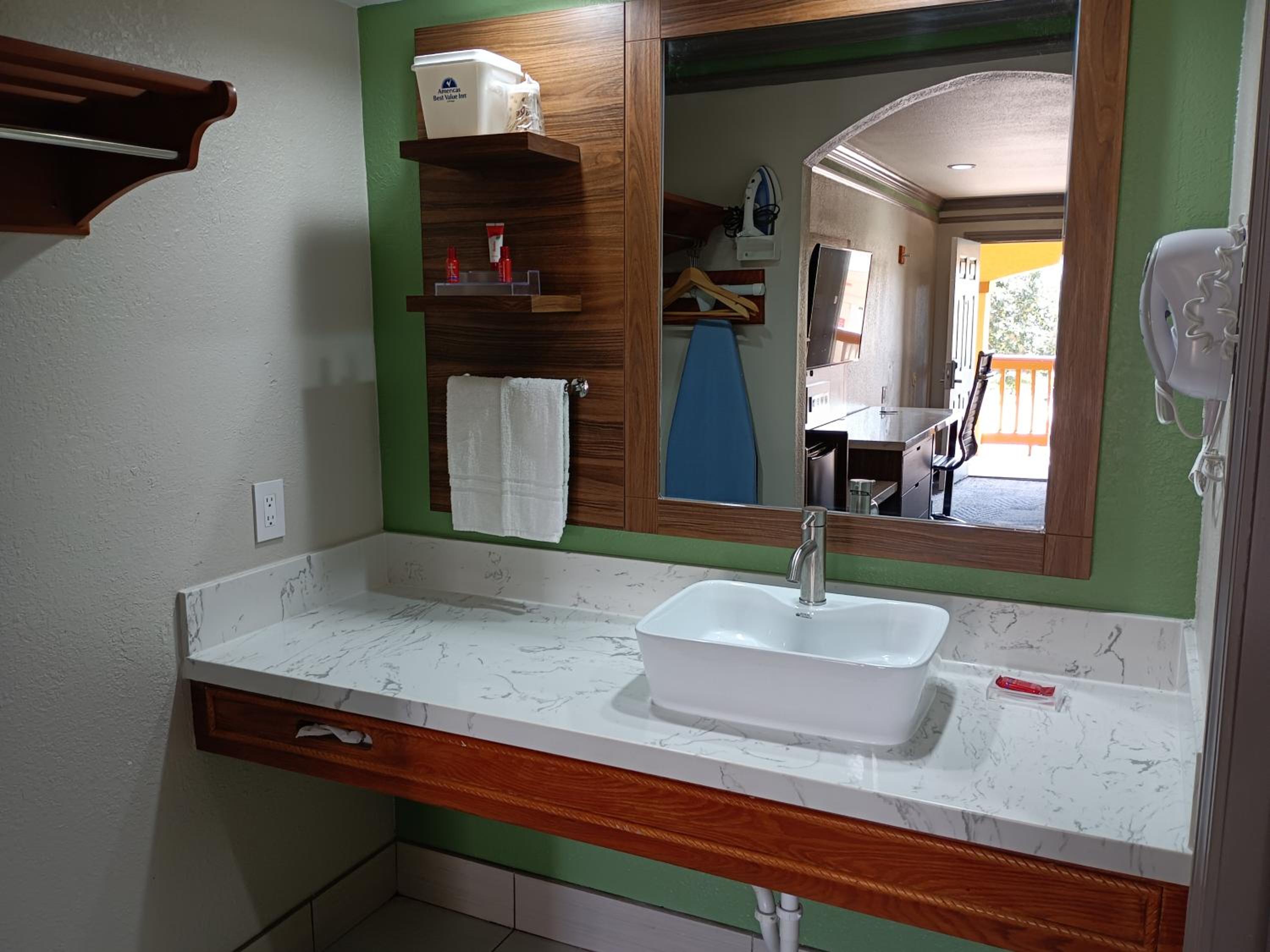 Queen Room with Two Queen Beds - Photo 4