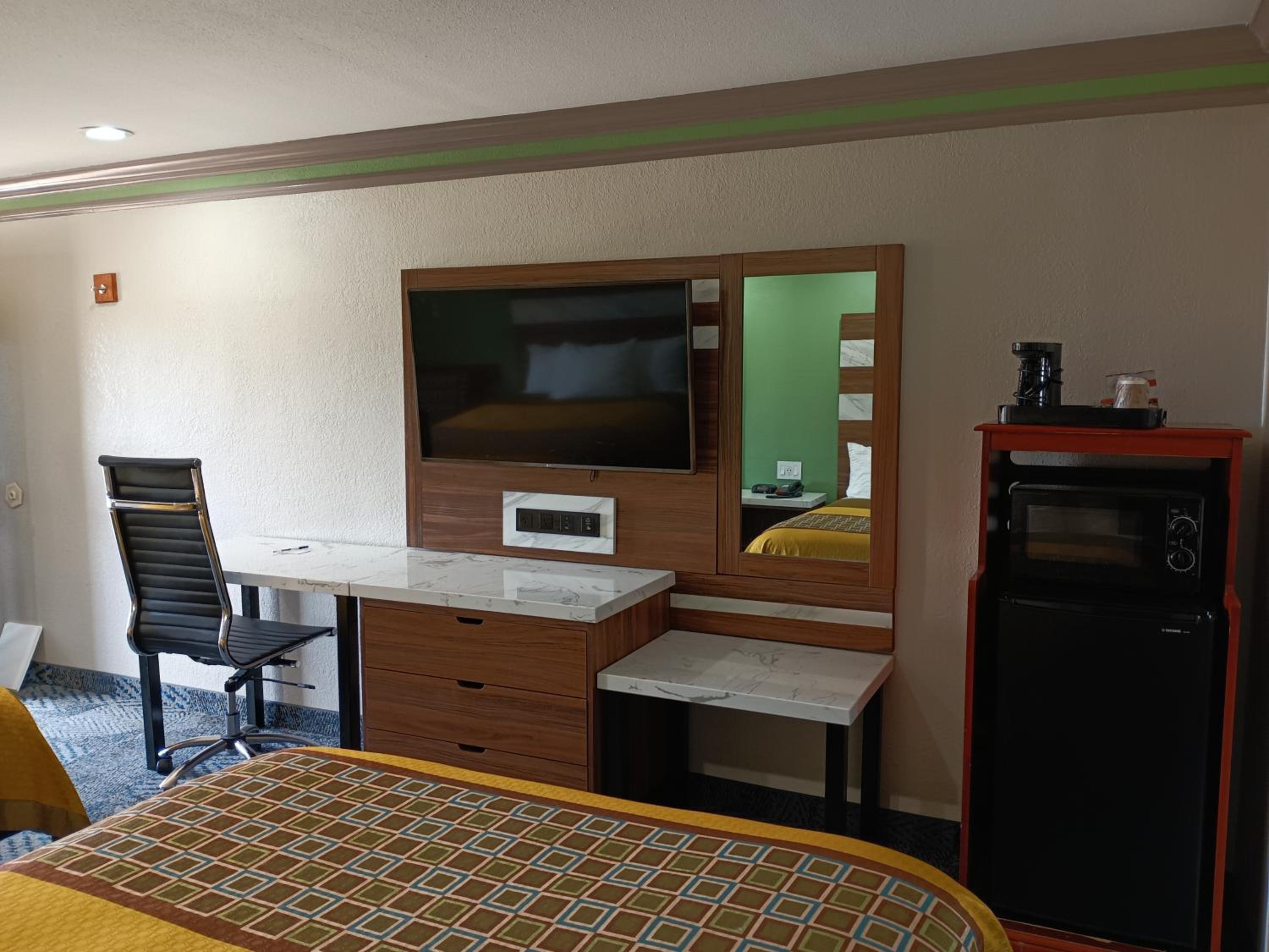 Queen Room with Two Queen Beds - Photo 5