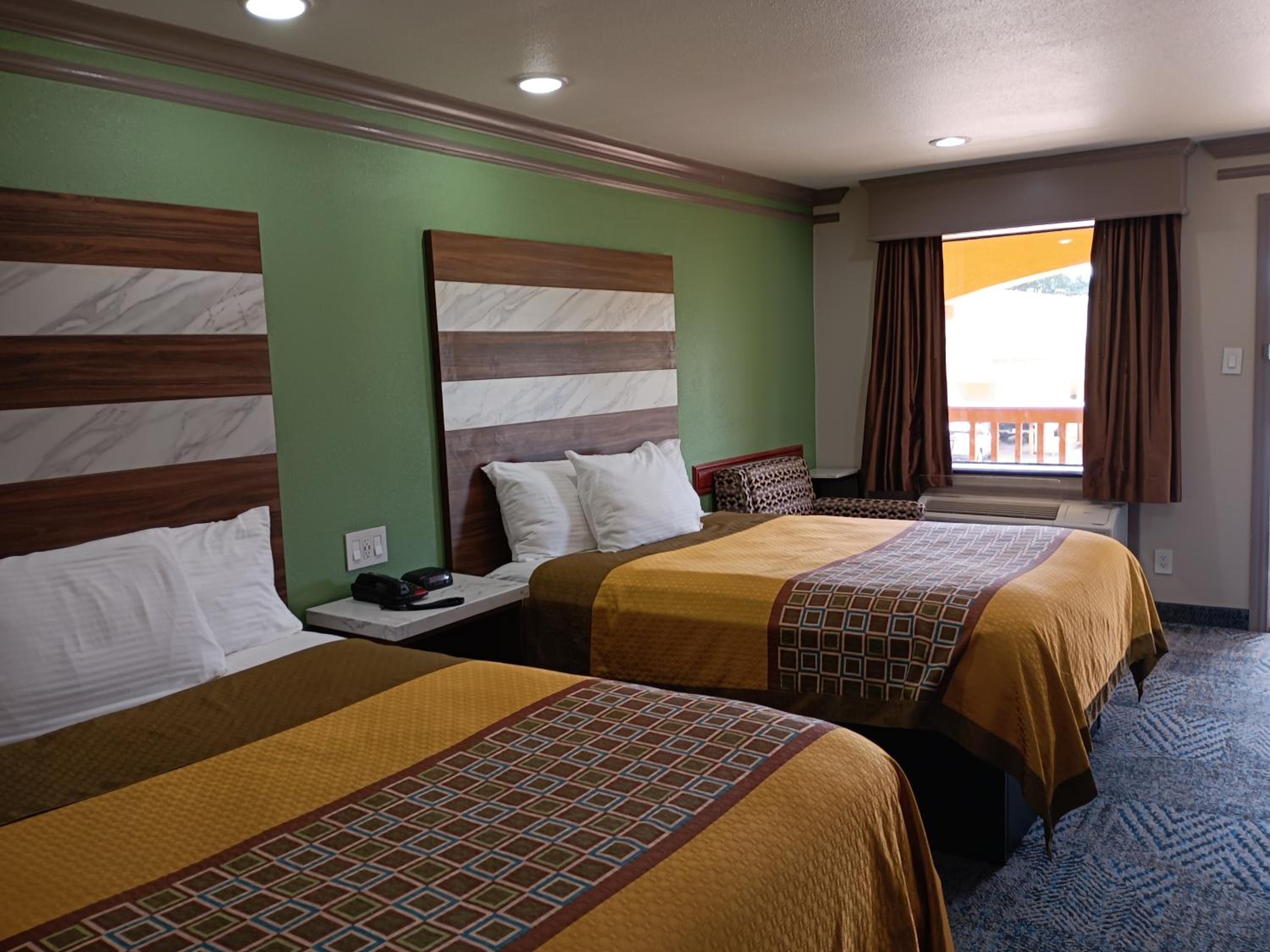 Queen Room with Two Queen Beds - Photo 6