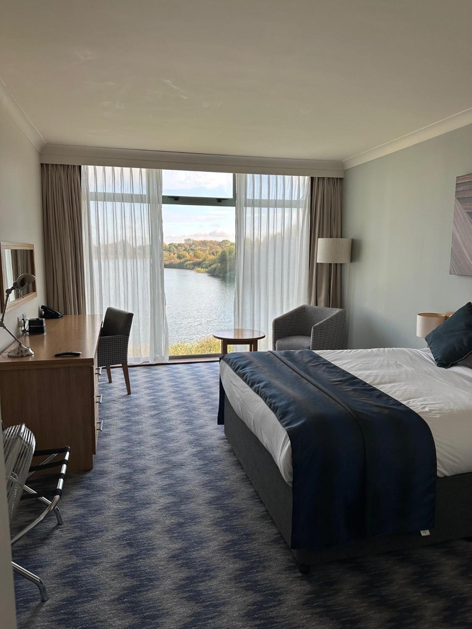 Standard Double Room with Lake View - Photo 3