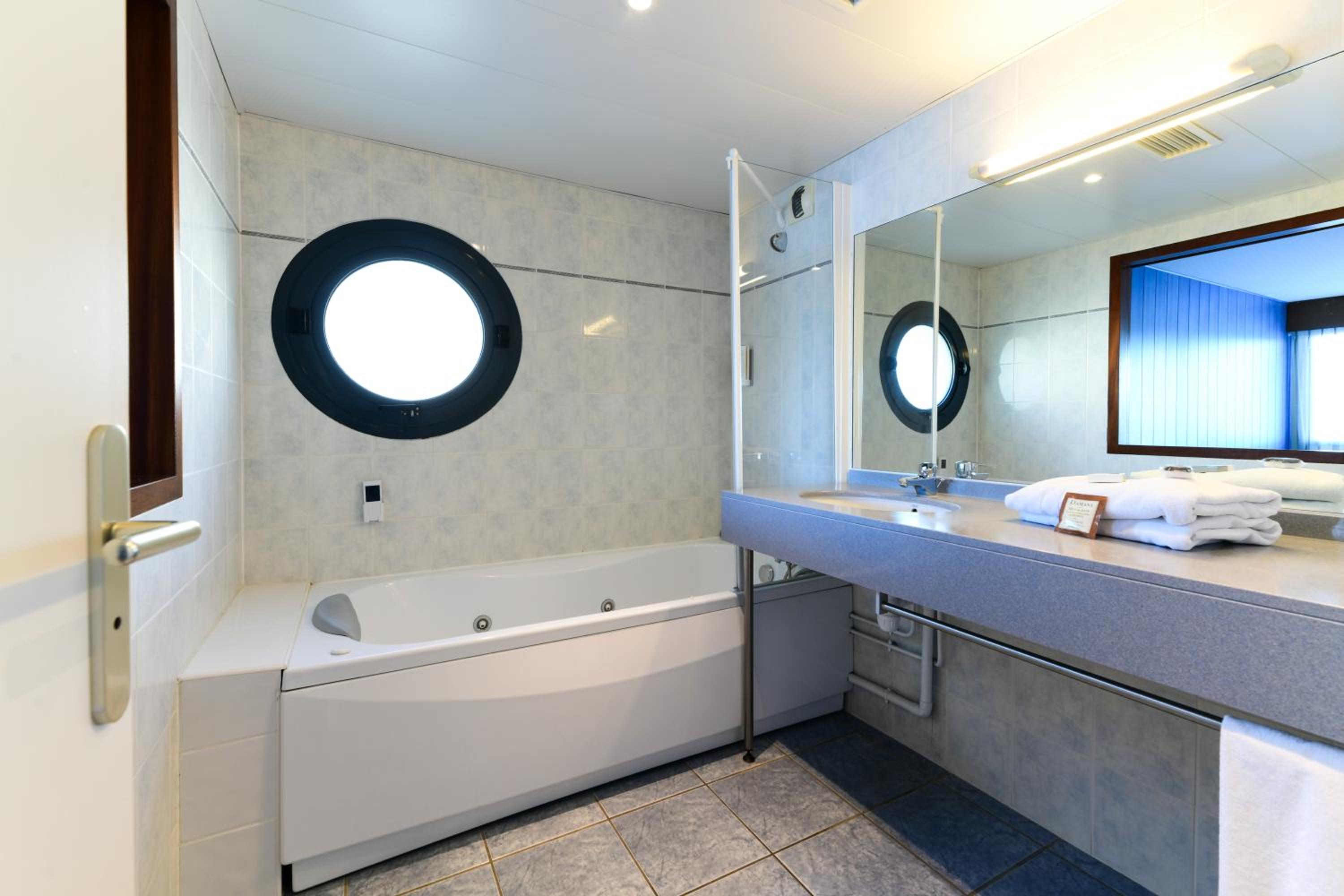 Junior Suite with Lake View photo 3
