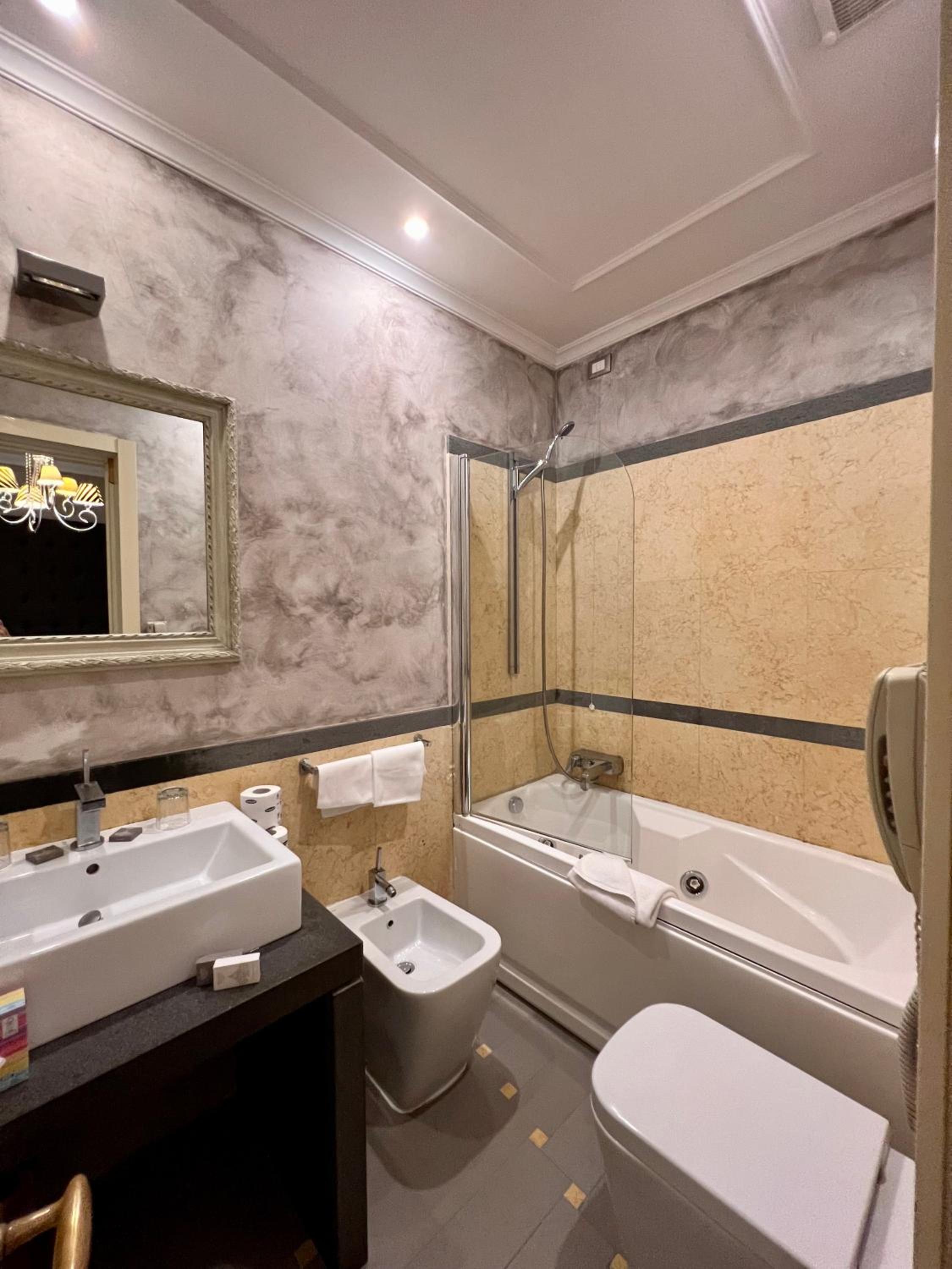 Standard Double Room thumbnail 5