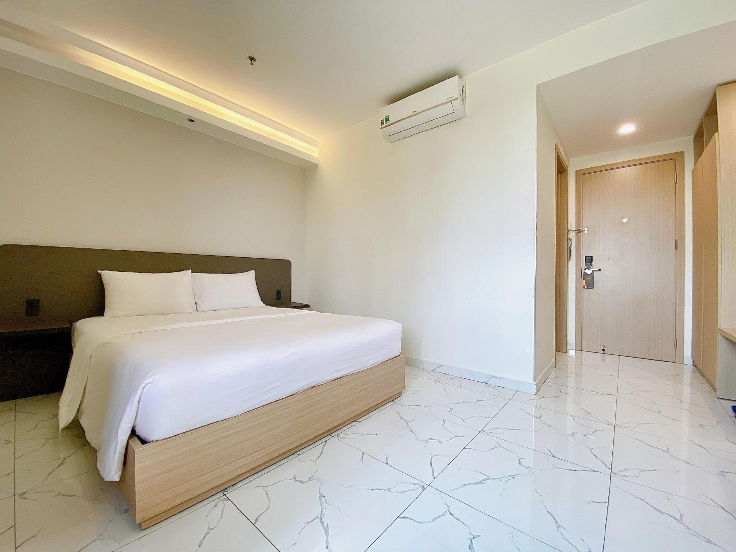 Standard Queen Room - Photo 7