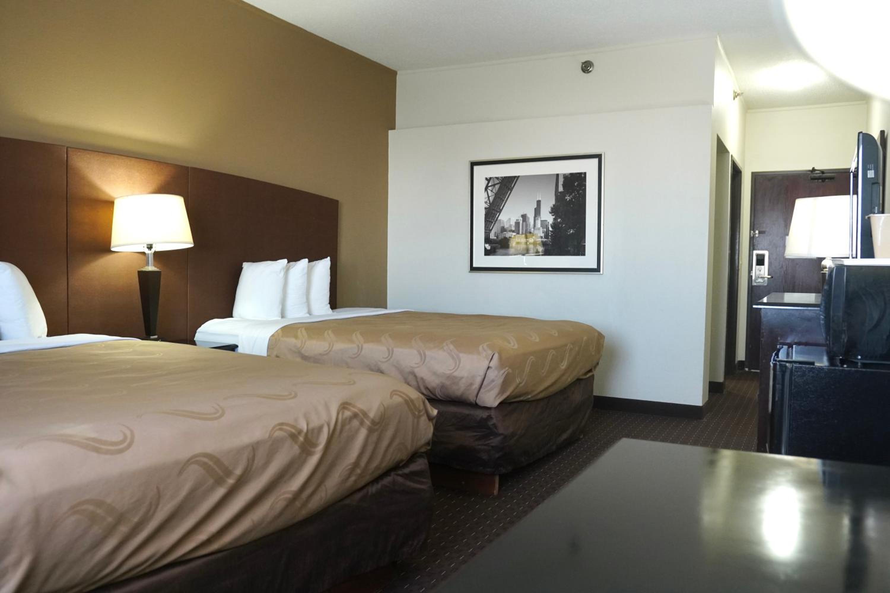 Queen Room with Two Queen Beds - Non-Smoking - Photo 6