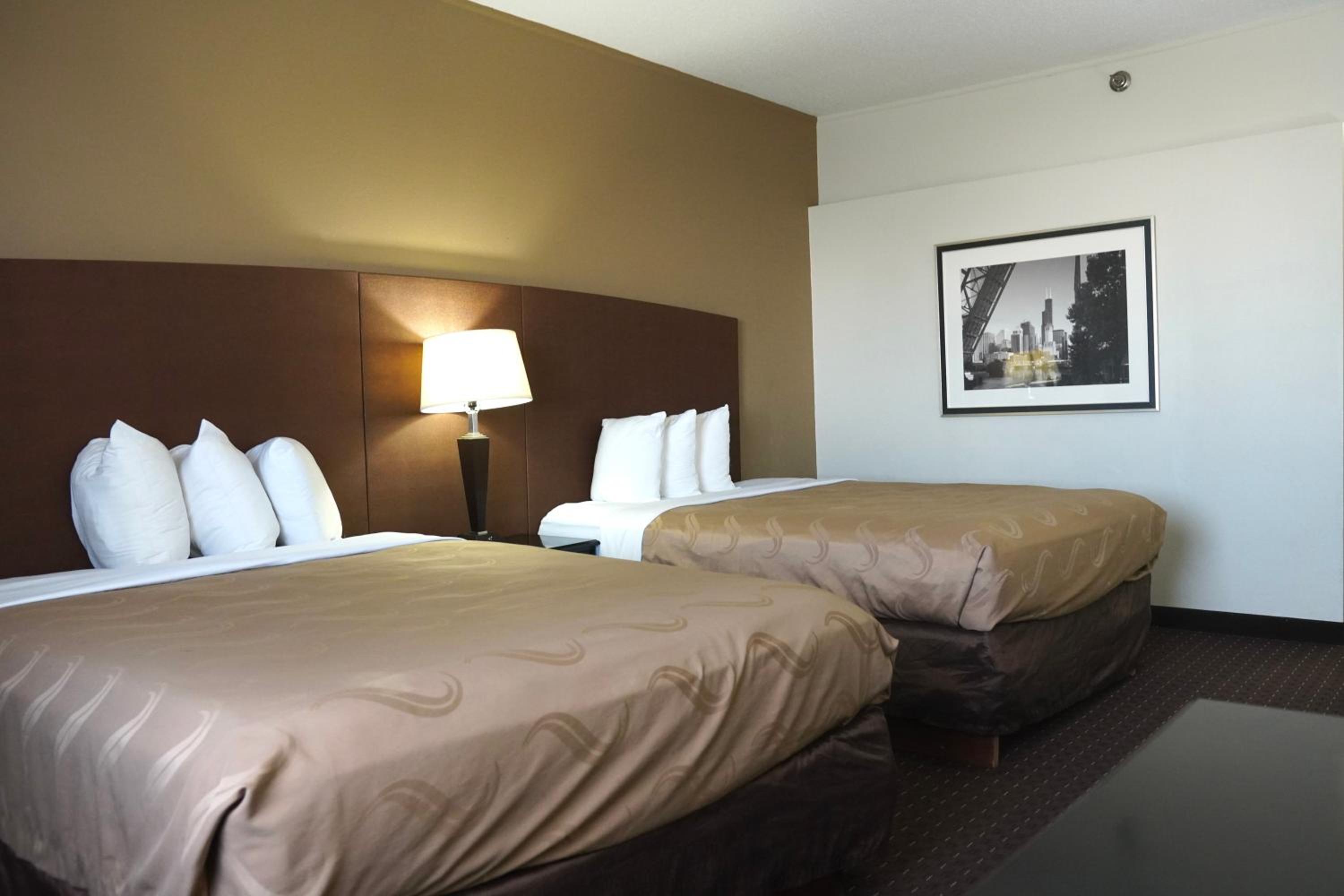 Queen Room with Two Queen Beds - Non-Smoking - Photo 8