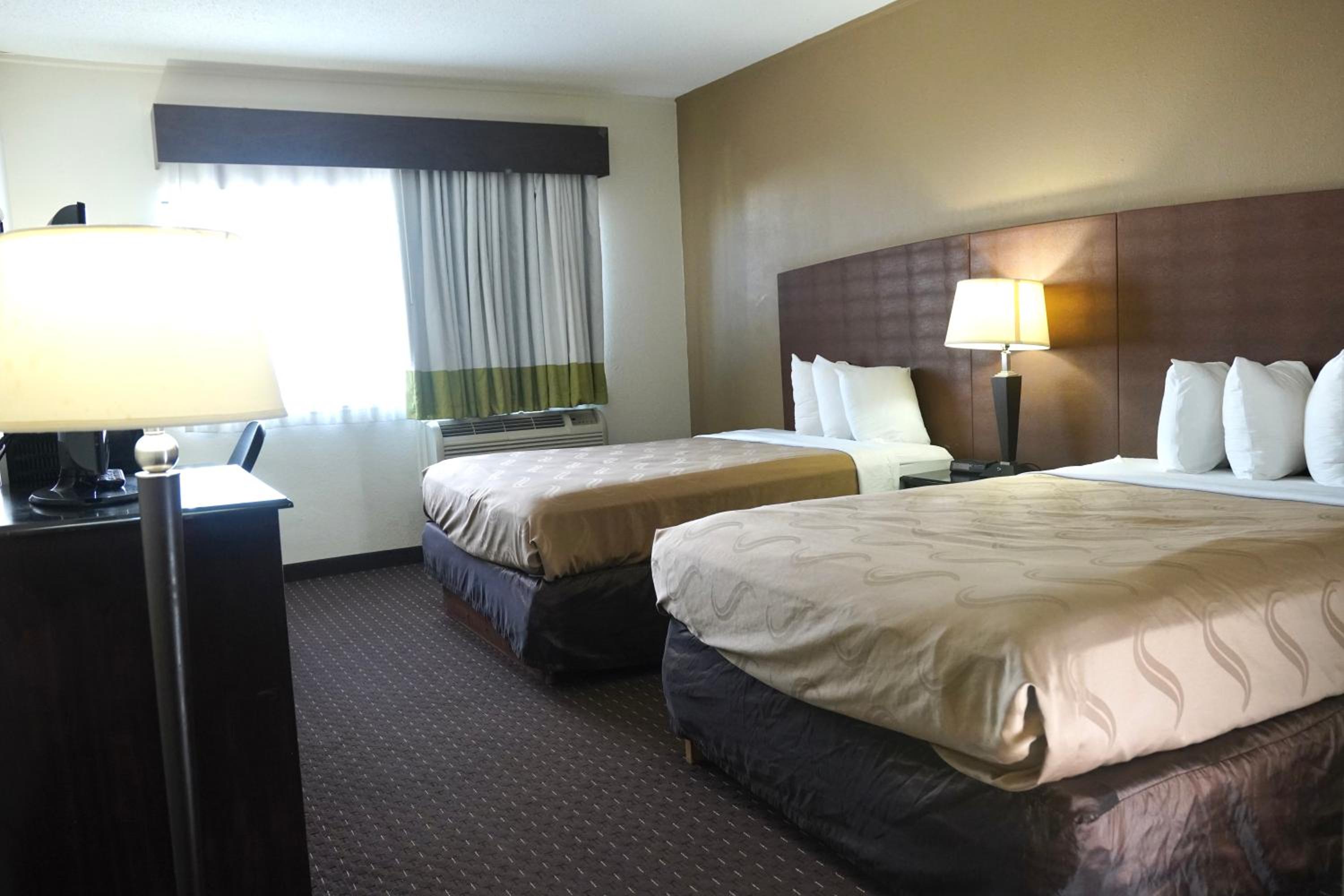 Queen Room with Two Queen Beds - Non-Smoking - Photo 3