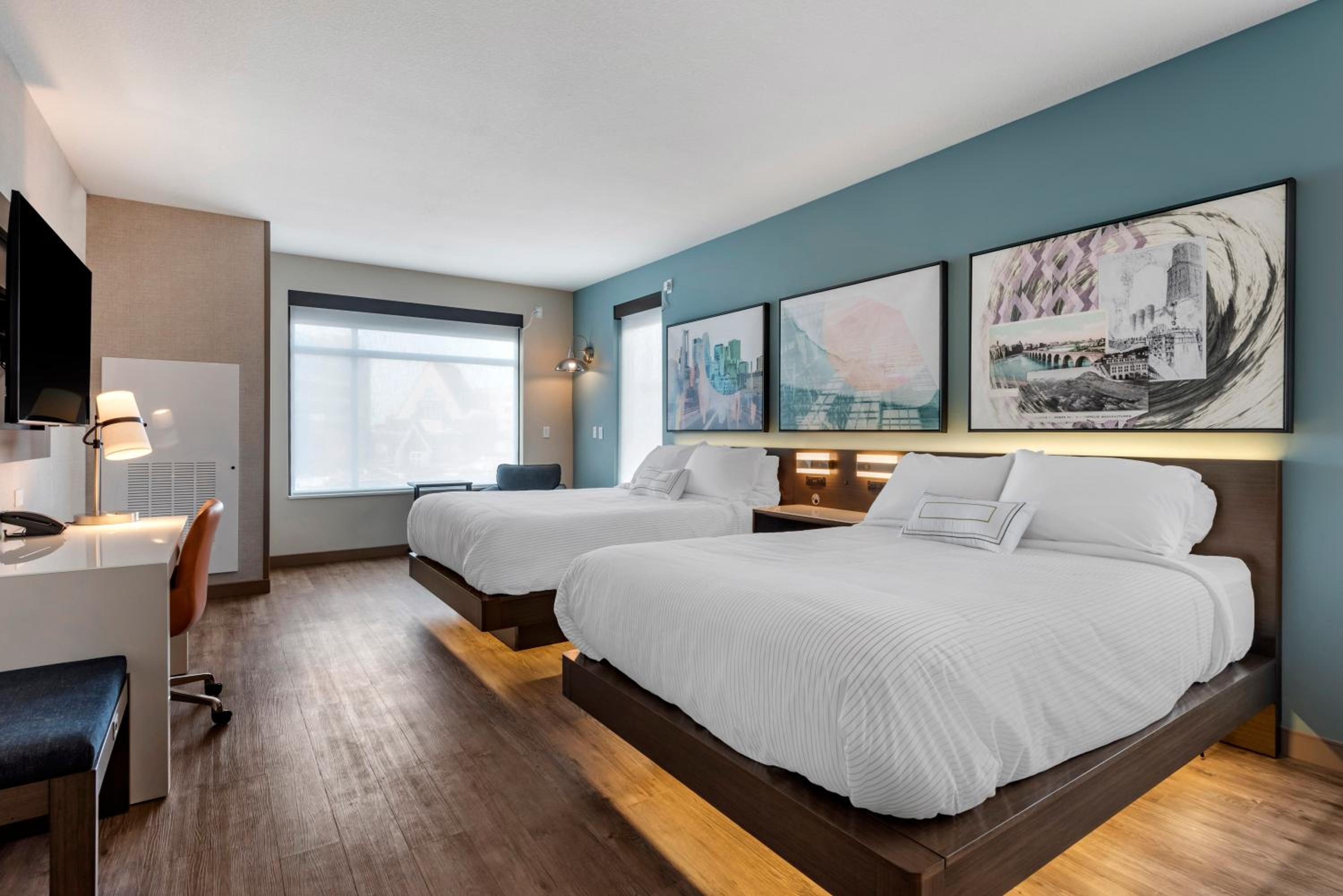 Standard Queen Room with Two Queen Beds - Non Smoking - Photo 3