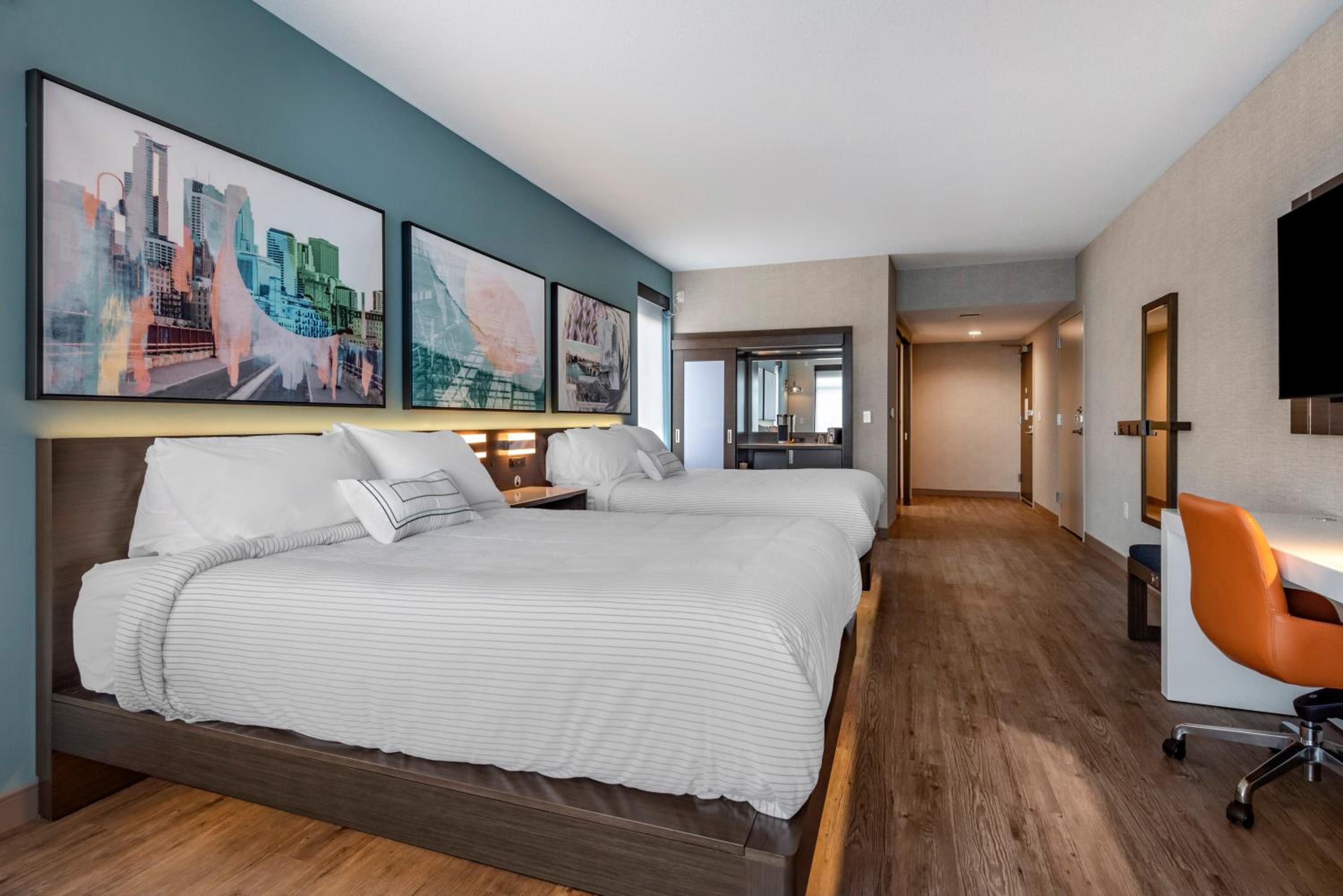 Standard Queen Room with Two Queen Beds - Non Smoking - Photo 4