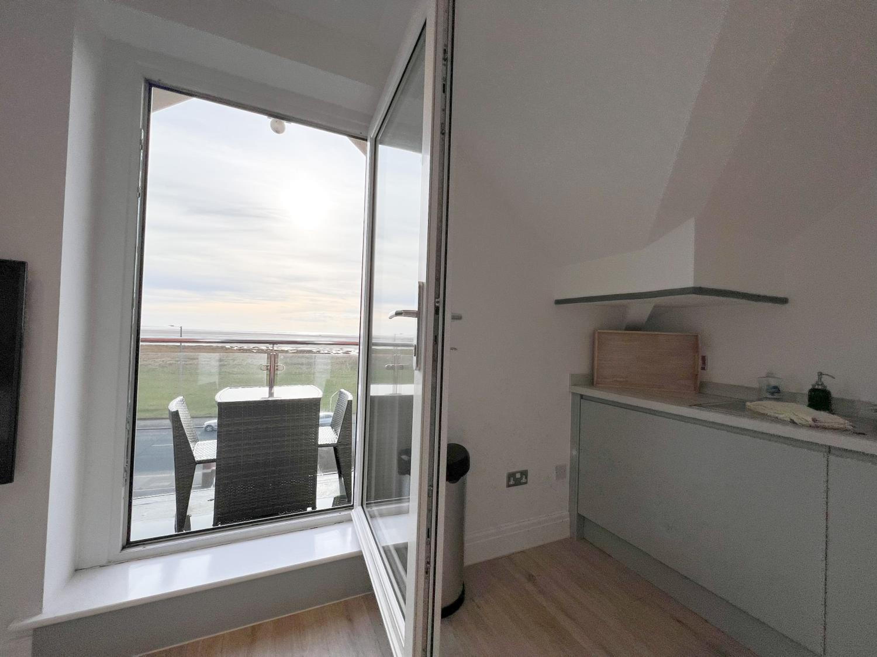 Porthole Apartment photo 2