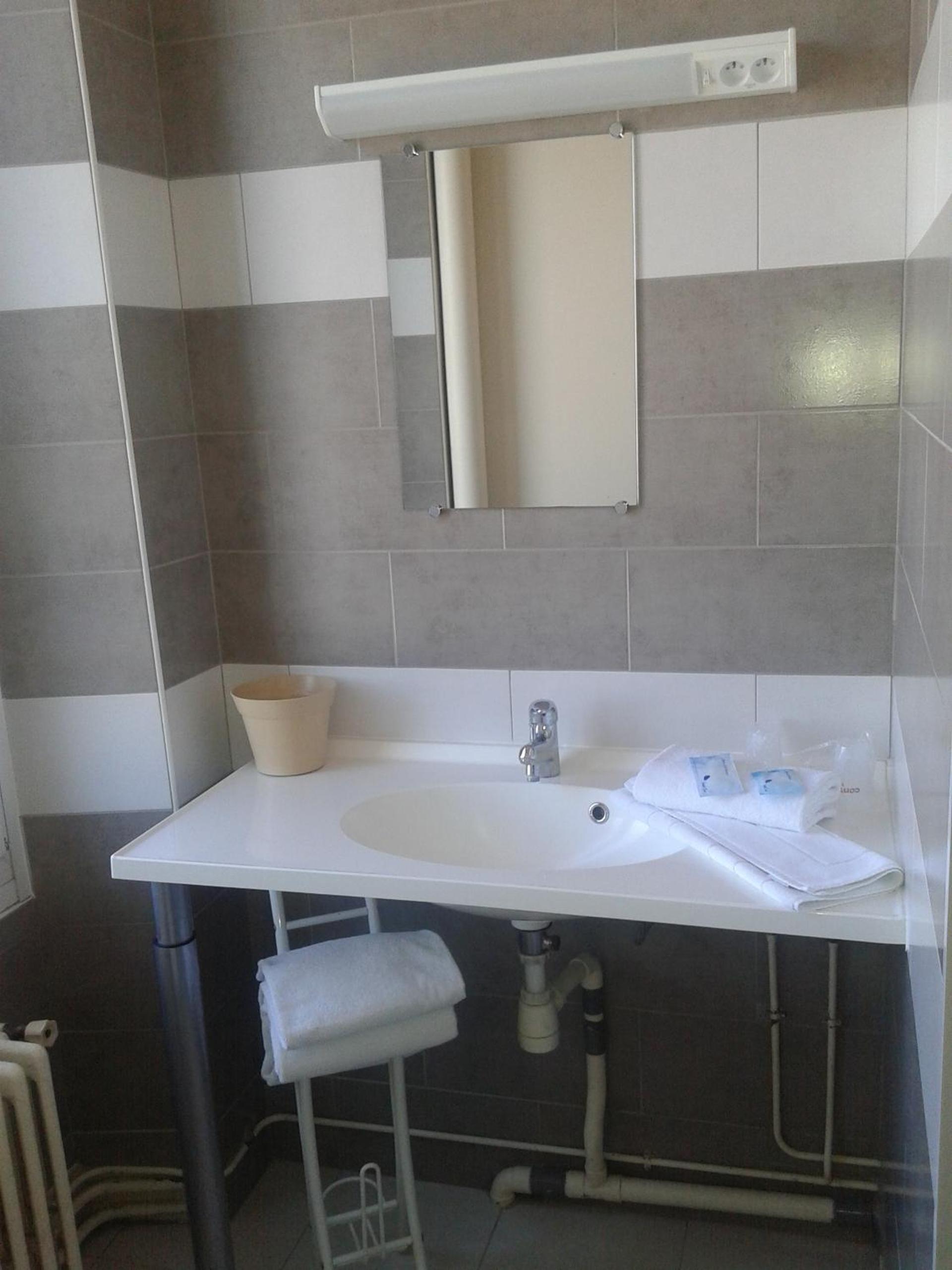 Quadruple Room with Shower - Photo 9