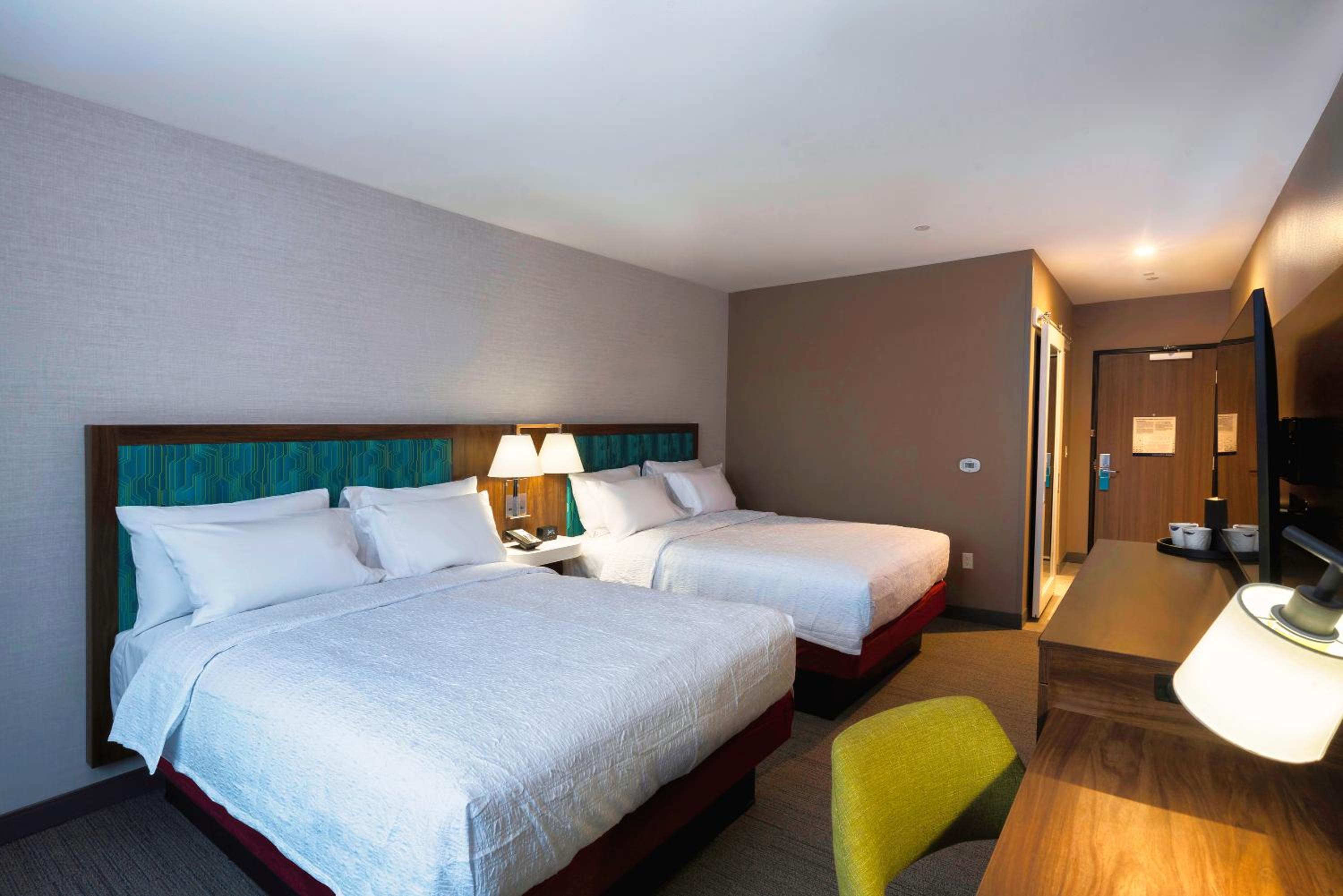 Queen Room with Two Queen Beds - Photo 4