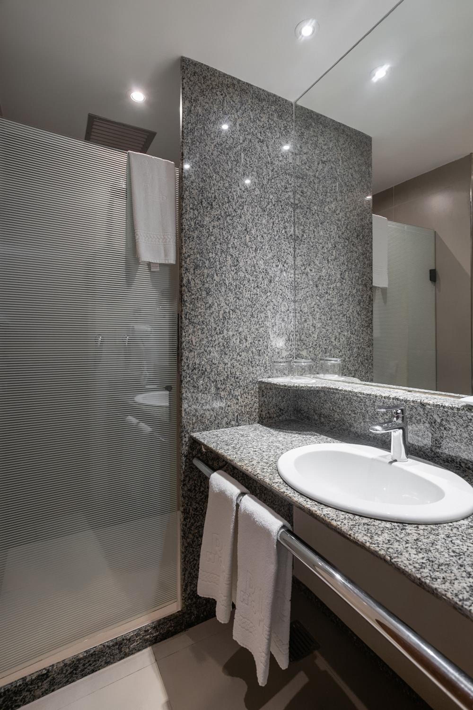 Standard Double Room - Photo 4