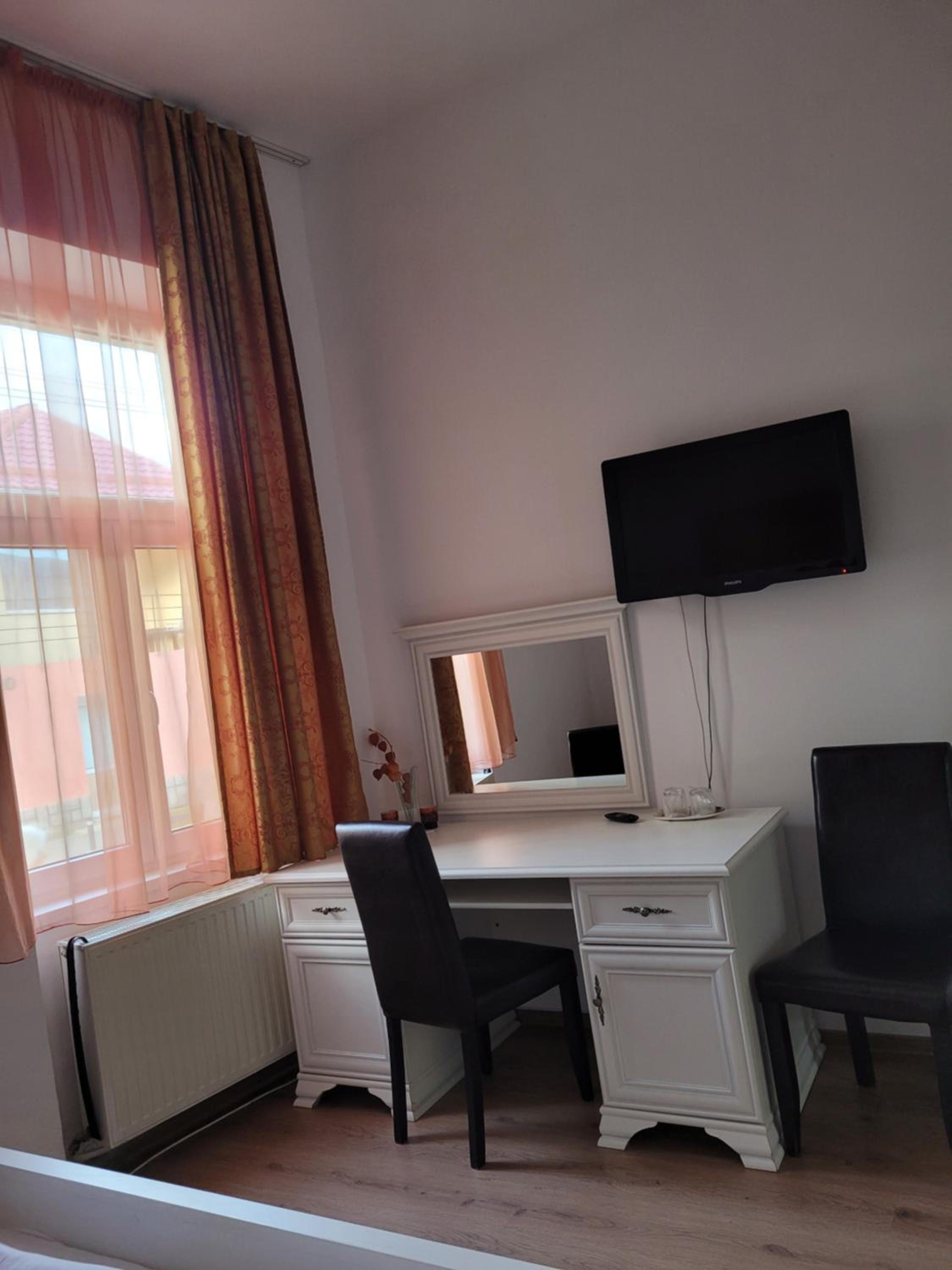 Double Room with Private Bathroom - Photo 10
