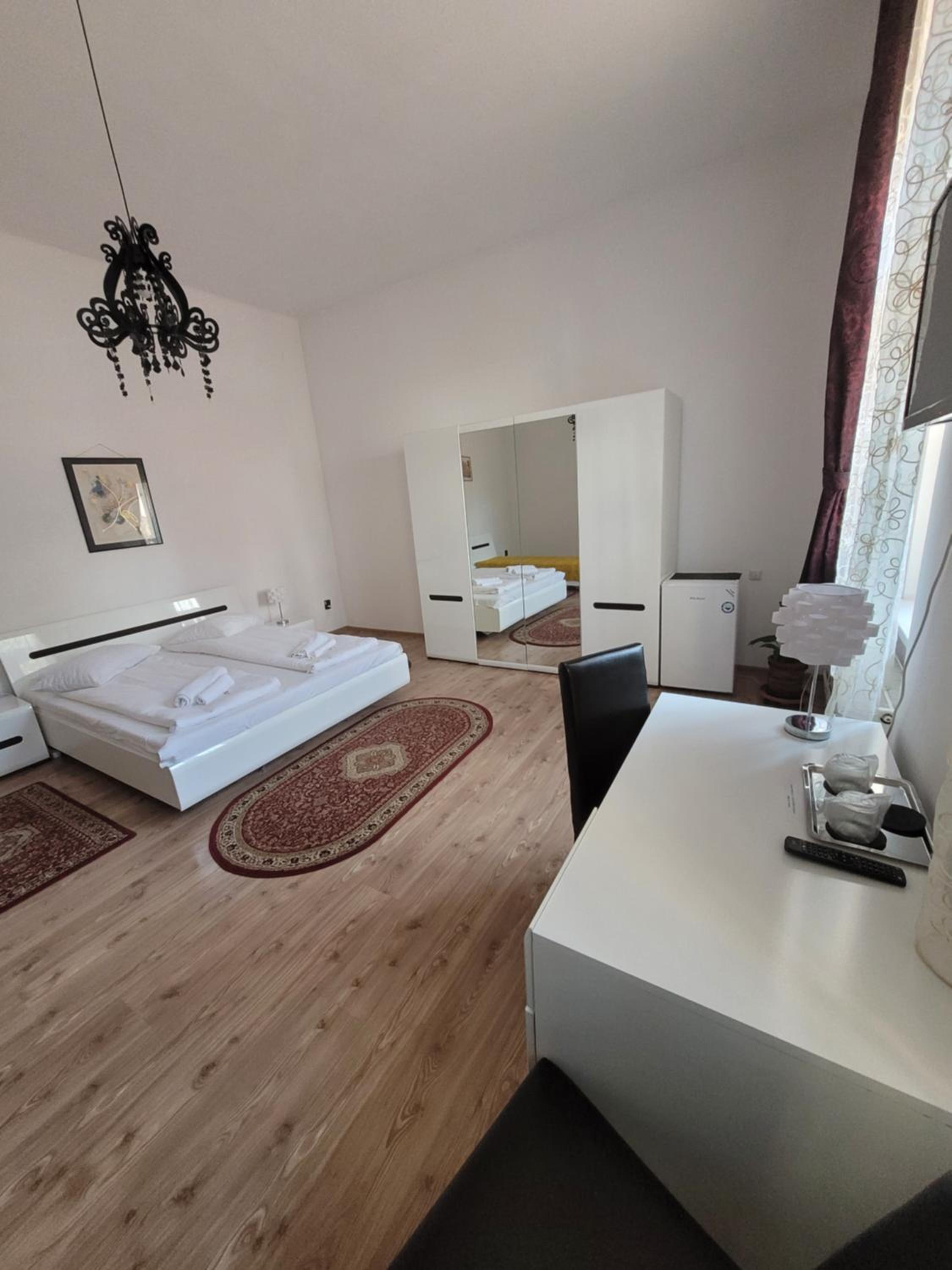 Double Room with Private Bathroom - Photo 15