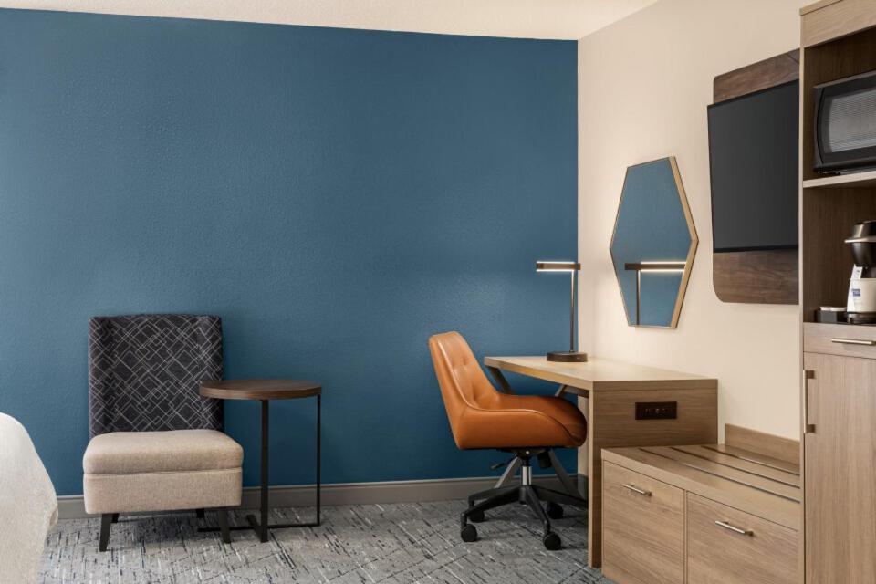 Standard King Room with Extra Floor Space - Photo 4