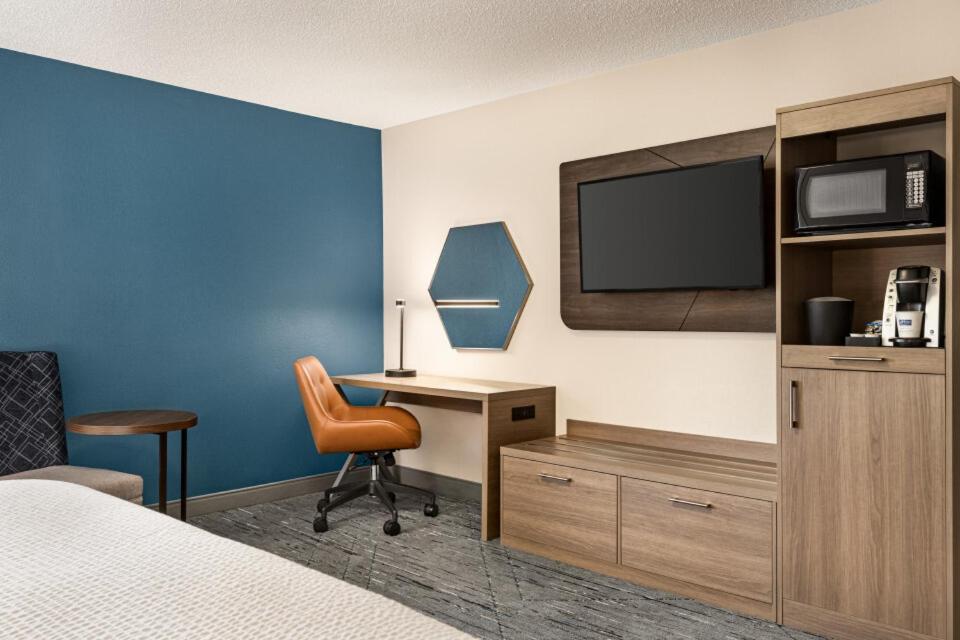 Standard King Room with Extra Floor Space - Photo 5