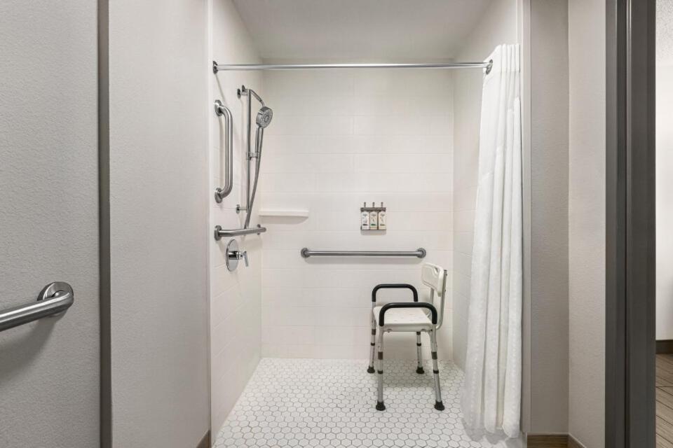 Standard Queen Room with Roll-In Shower - Communications and Mobility Accessible - Photo 4