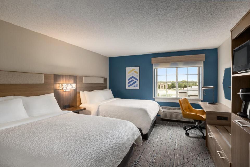 Standard Queen Room with Two Queen Beds - Communications Accessible - Photo 2