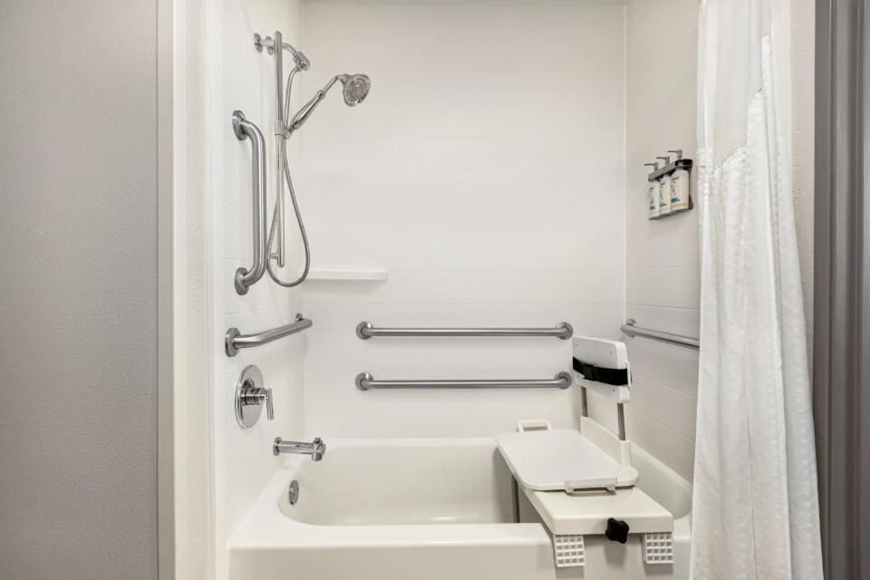 Queen Room with Mobility Accessible Tub - Non-Smoking - Photo 8