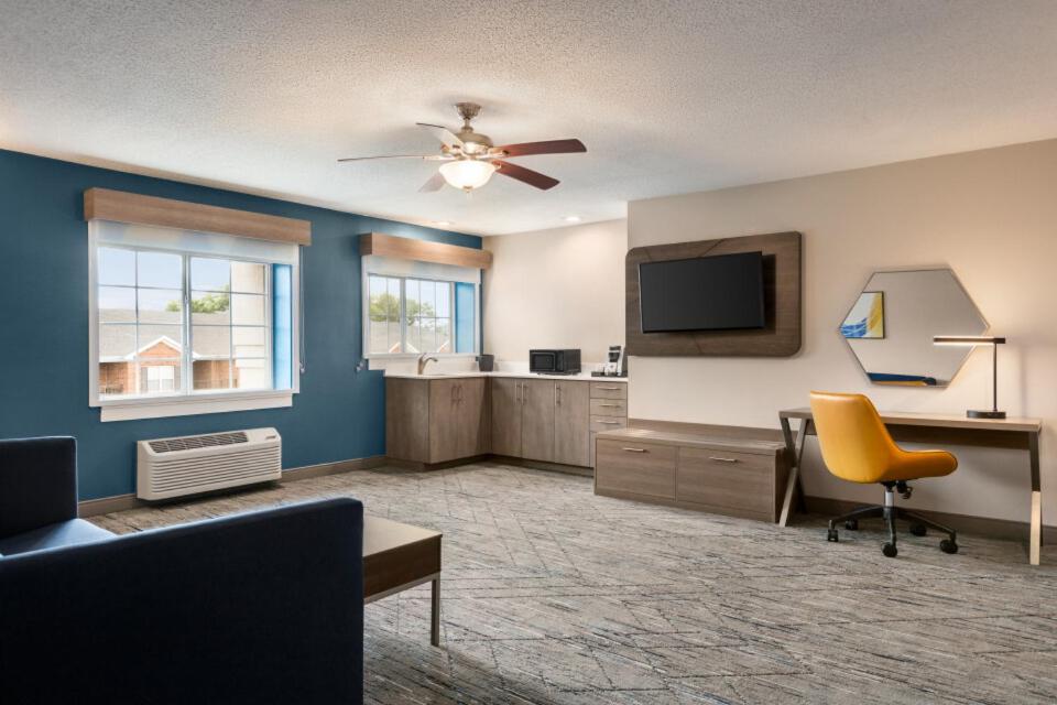 Standard King Room with Extra Floor Space - Communications Accessible - Photo 4