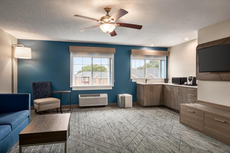 Standard King Room with Extra Floor Space - Communications Accessible - Photo 5