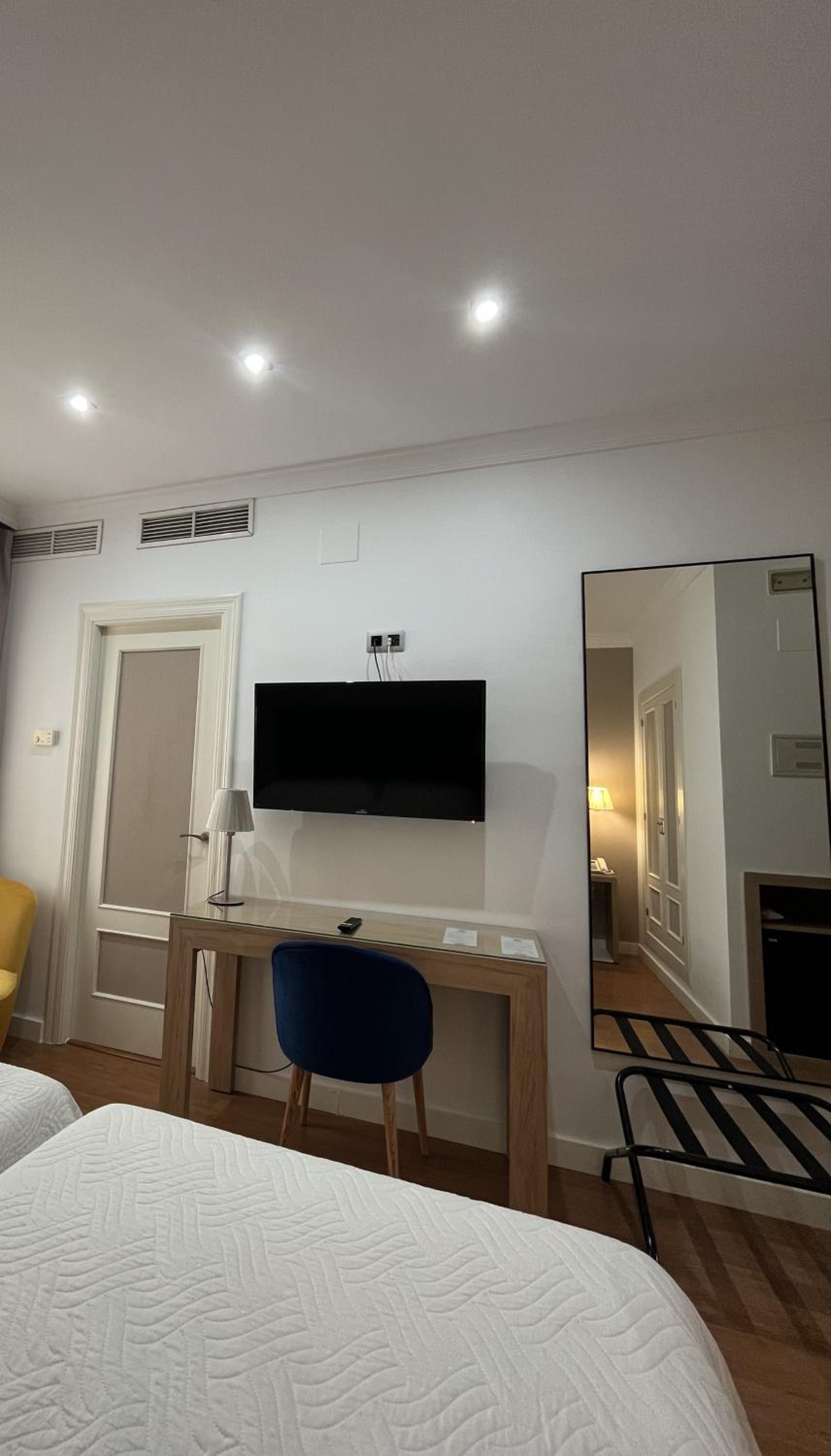 Double or Twin Room - Photo 7