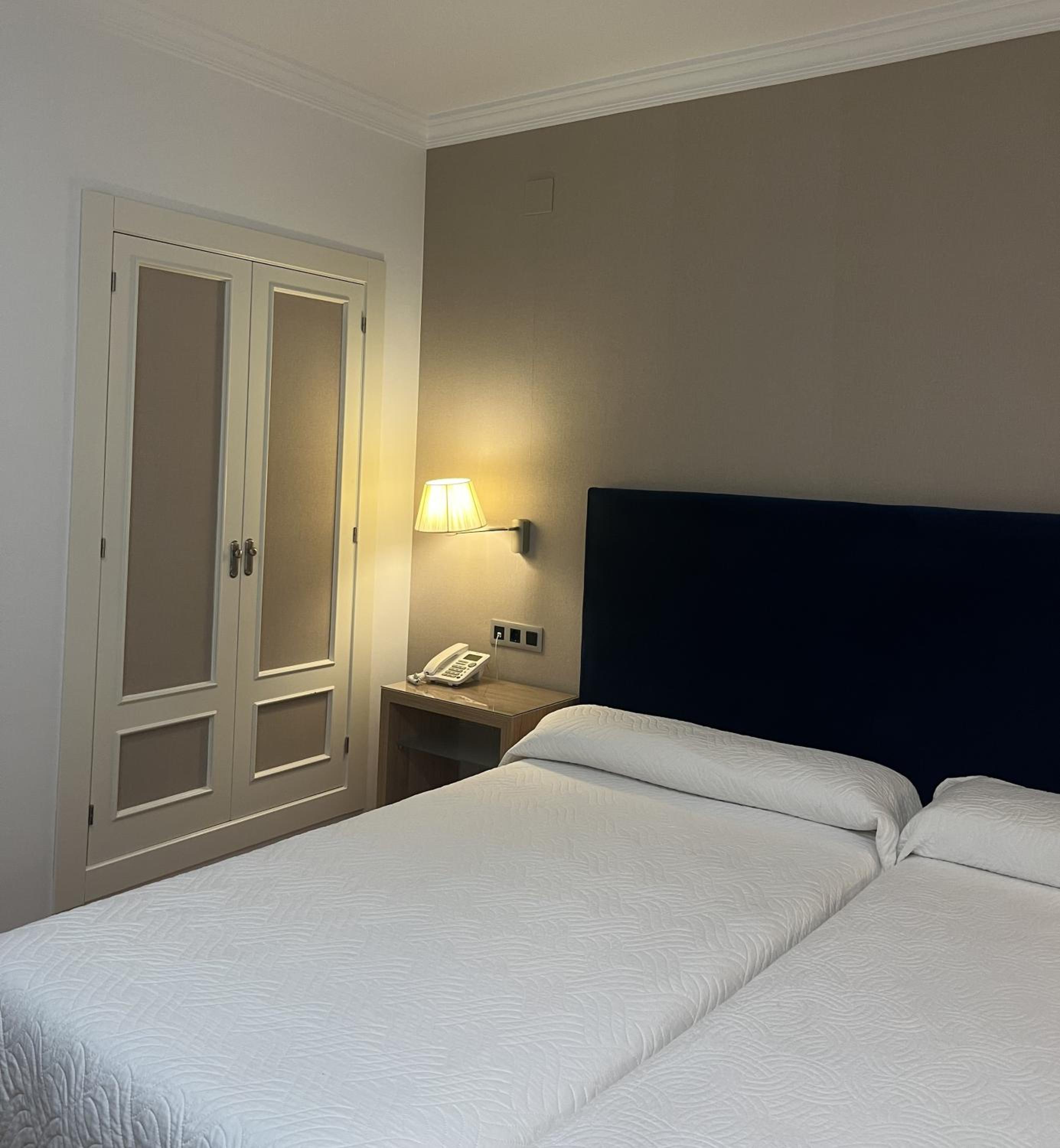 Double or Twin Room - Photo 8