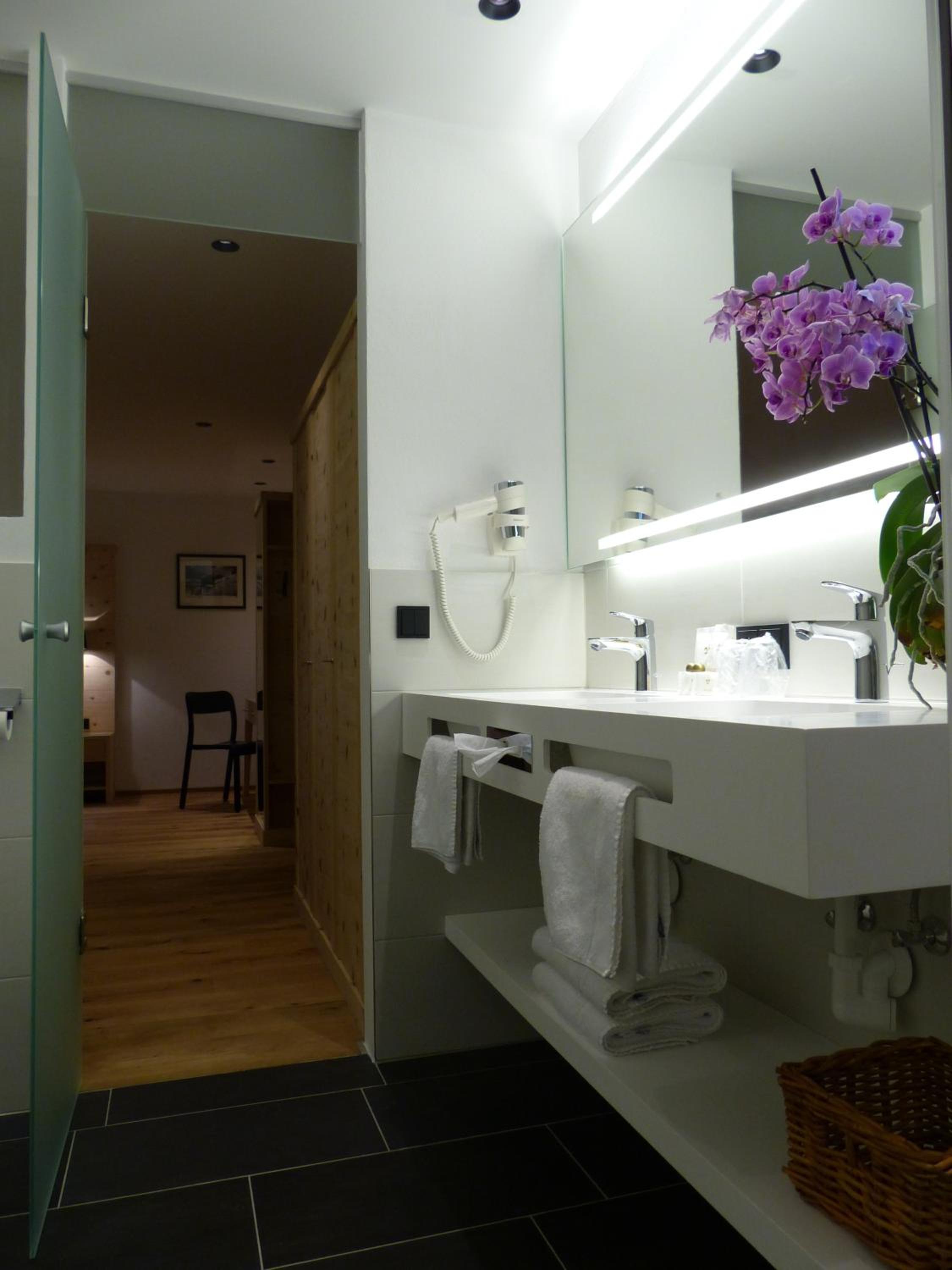 Deluxe Room (2 Adults + 1 Child) - Photo 8