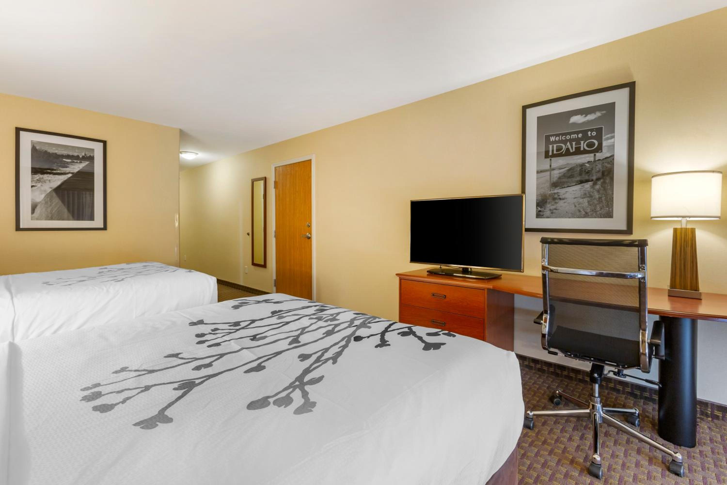 Queen Room With Two Queen Beds - Non-Smoking photo 2