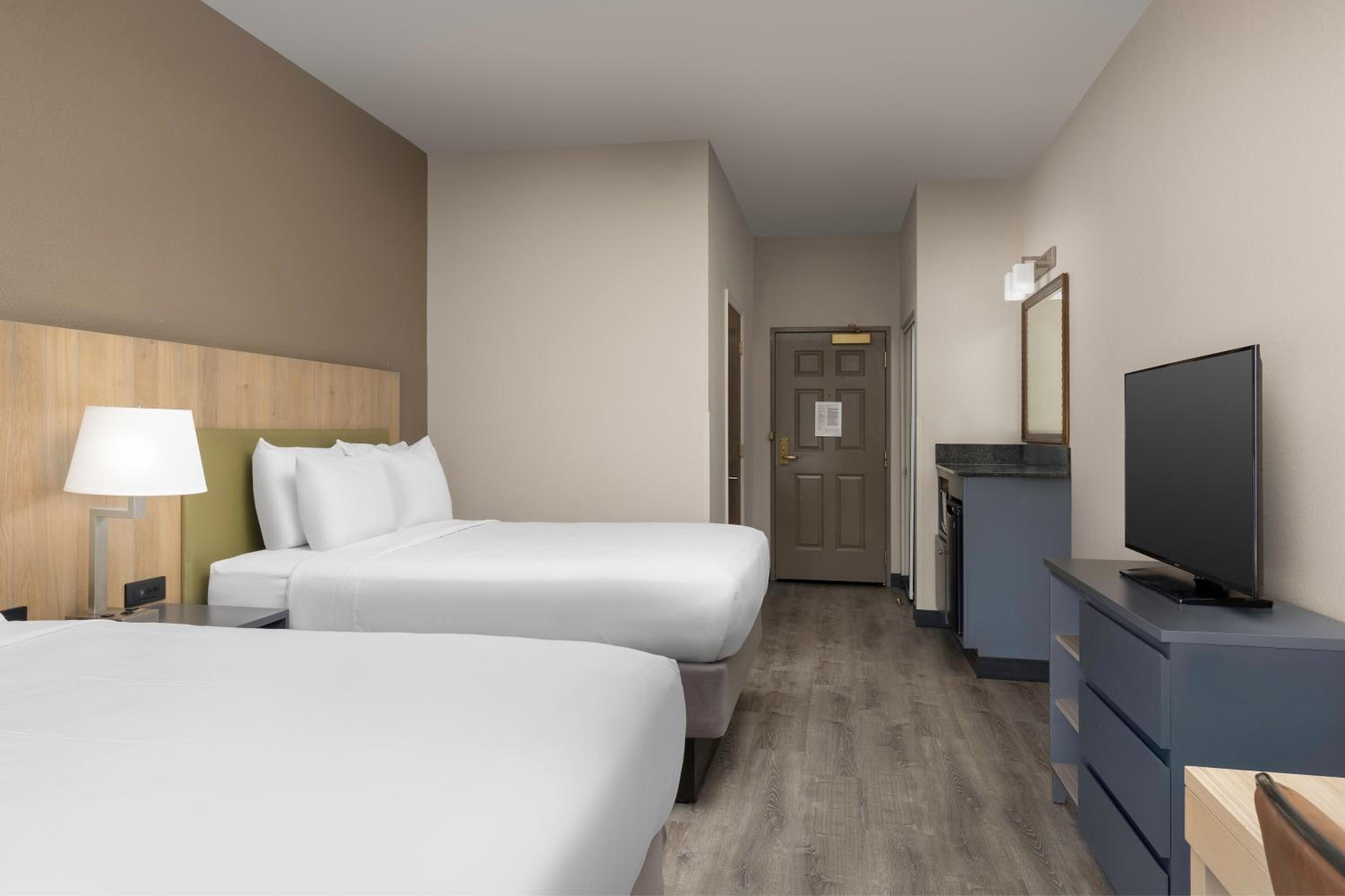 Queen Room with Two Queen Beds - Non-Smoking - Photo 1