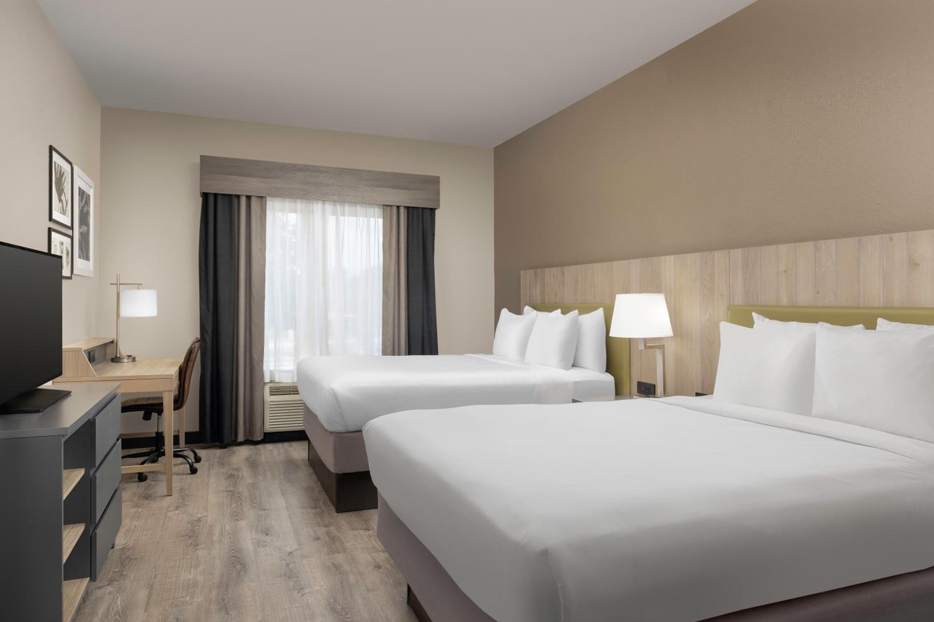 Queen Room with Two Queen Beds - Non-Smoking - Photo 3