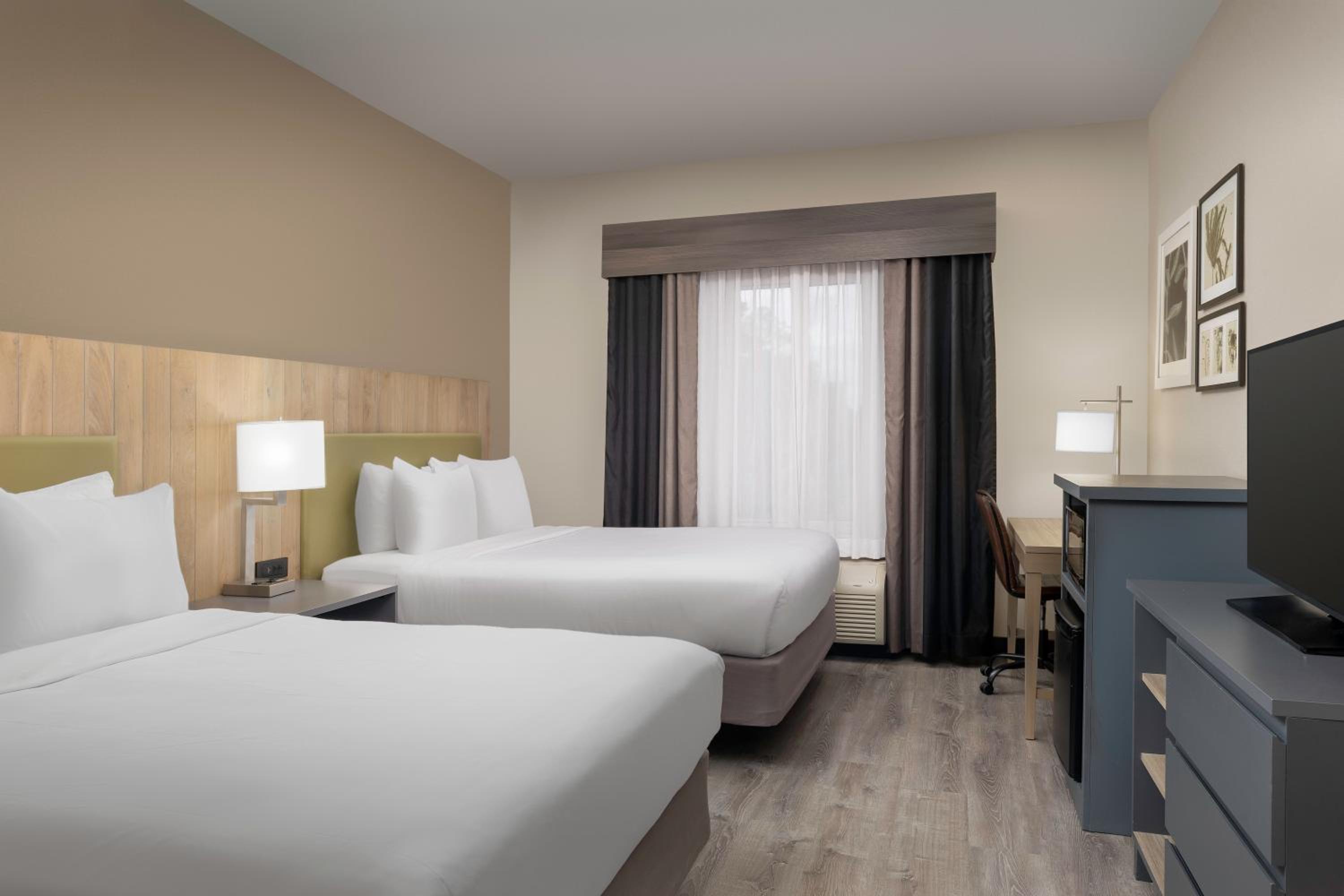 Queen Room with Two Queen Beds - Non-Smoking - Photo 4
