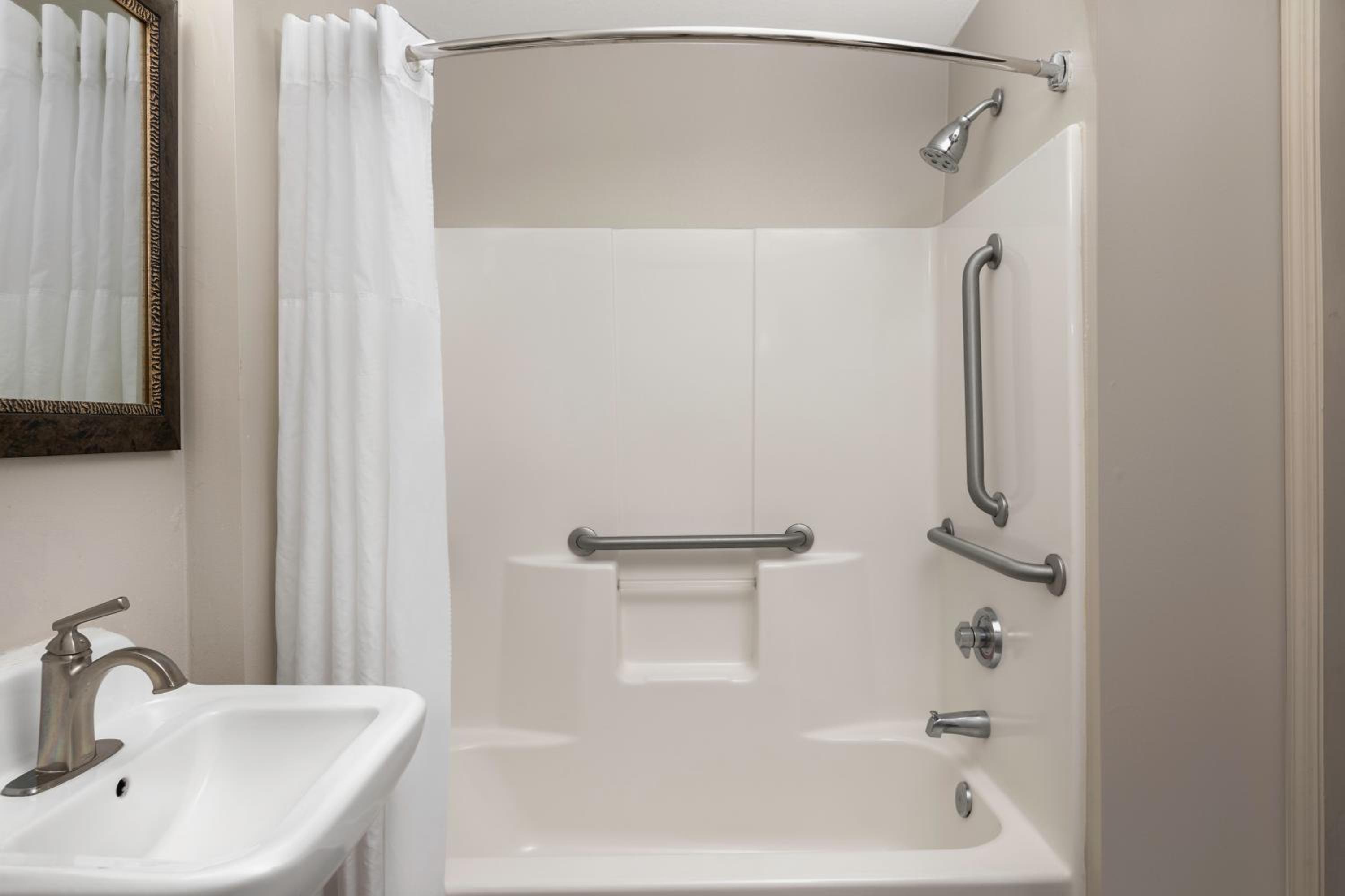One-Bedroom King Suite - Disability Access - Non-Smoking - Photo 3