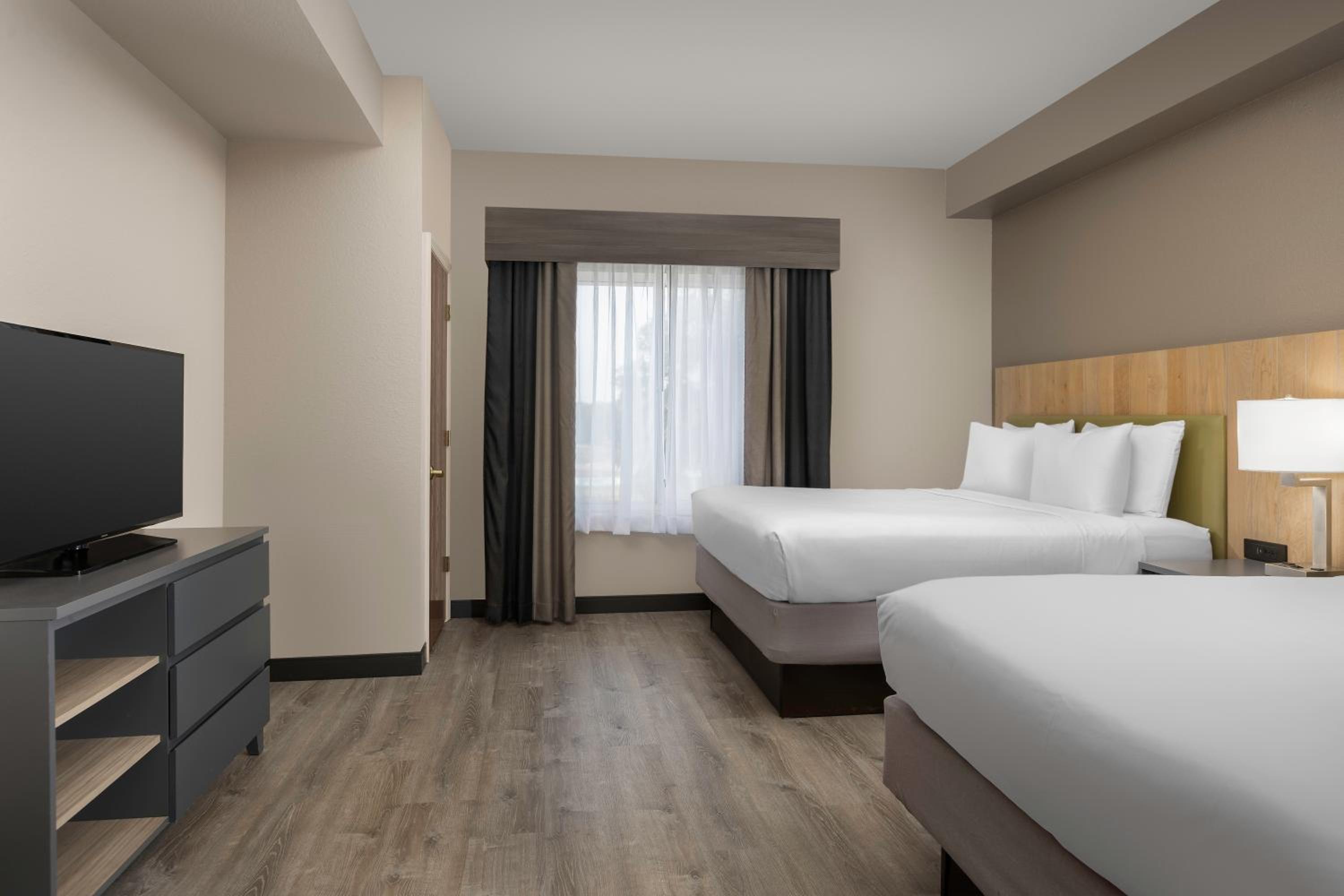 One-Bedroom Suite with Two Queen Beds and Sofa Bed - Non-Smoking - Photo 2