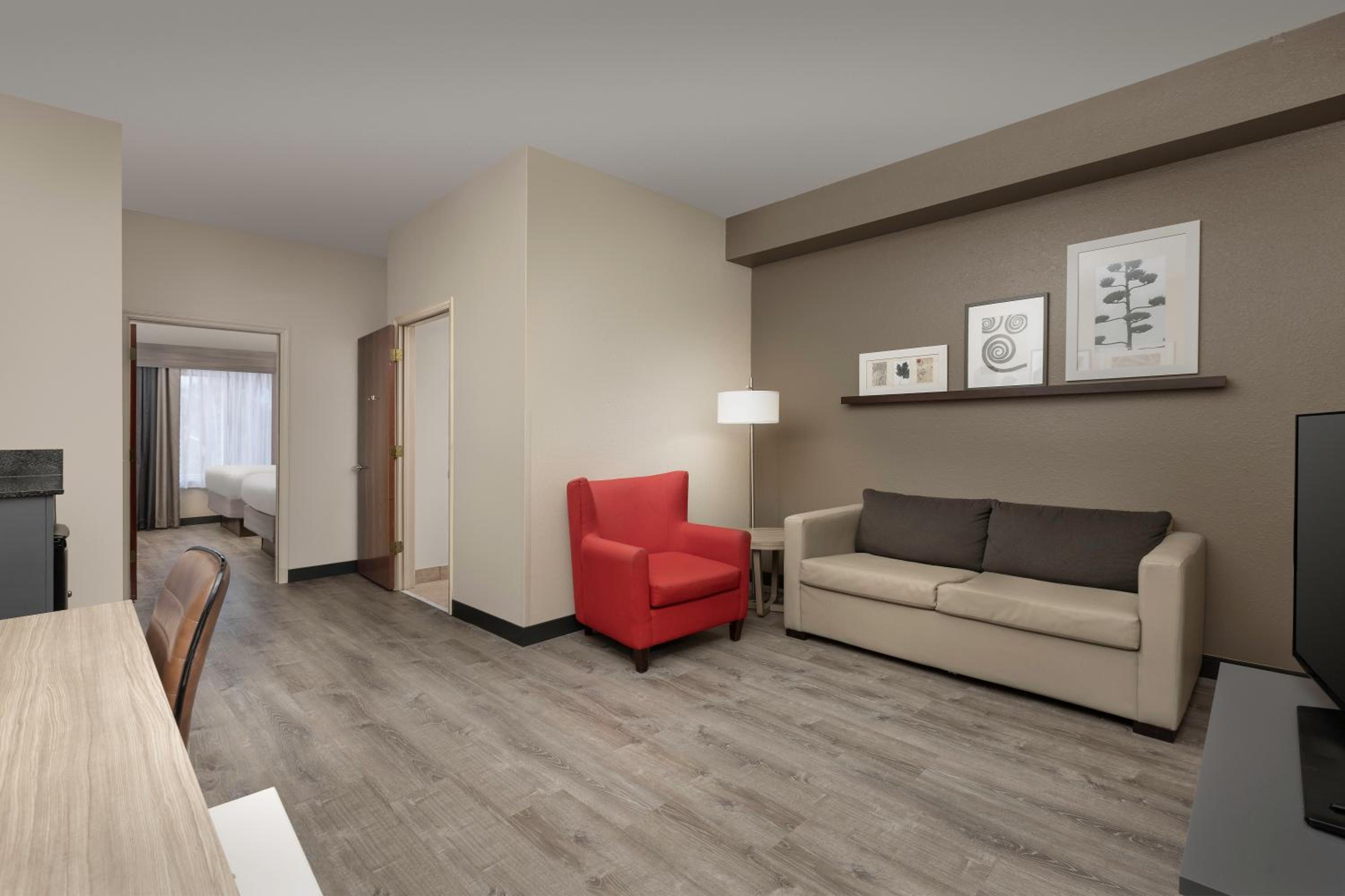 One-Bedroom Suite with Two Queen Beds and Sofa Bed - Non-Smoking - Photo 3