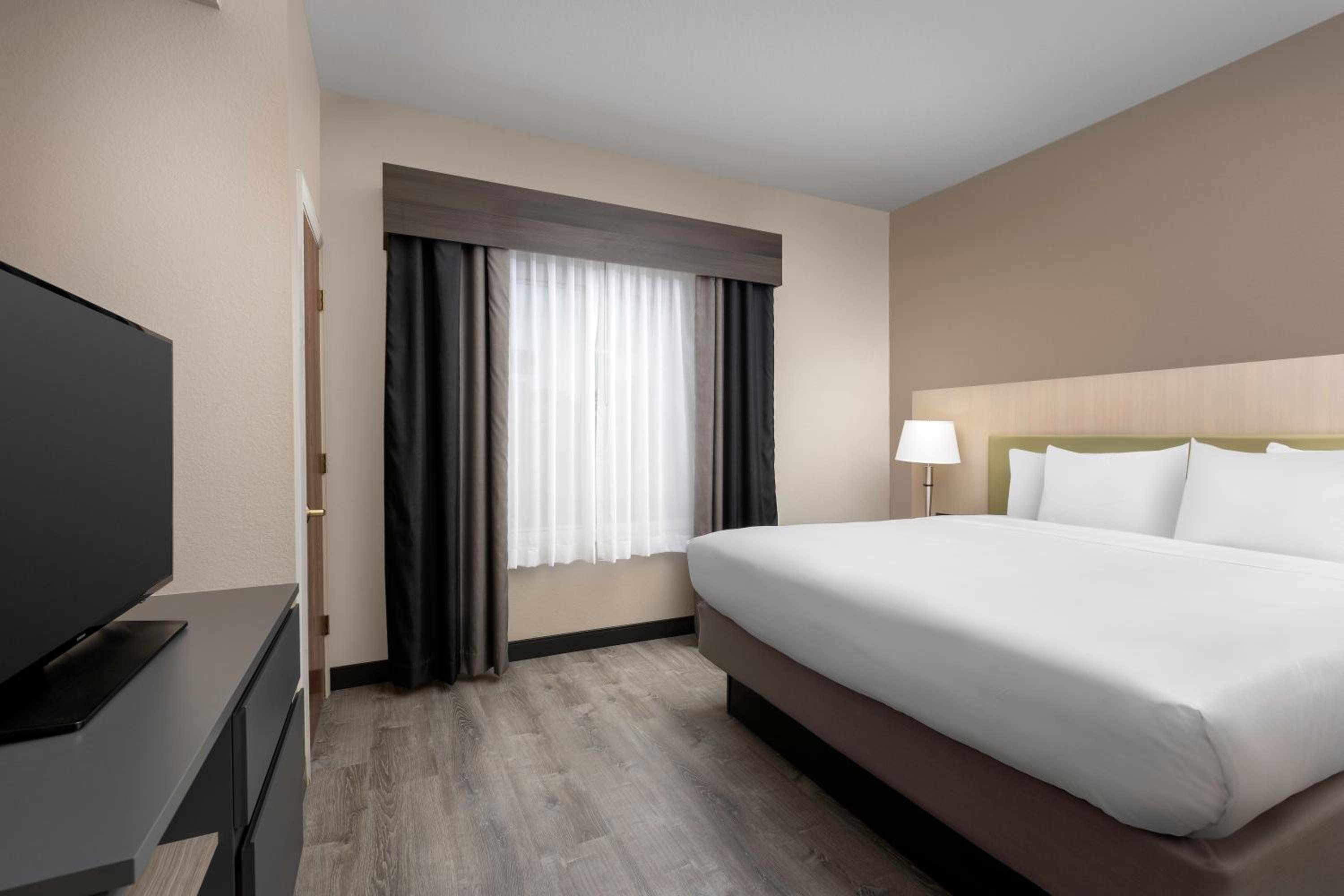 One-Bedroom King Suite - Non-Smoking - Photo 3