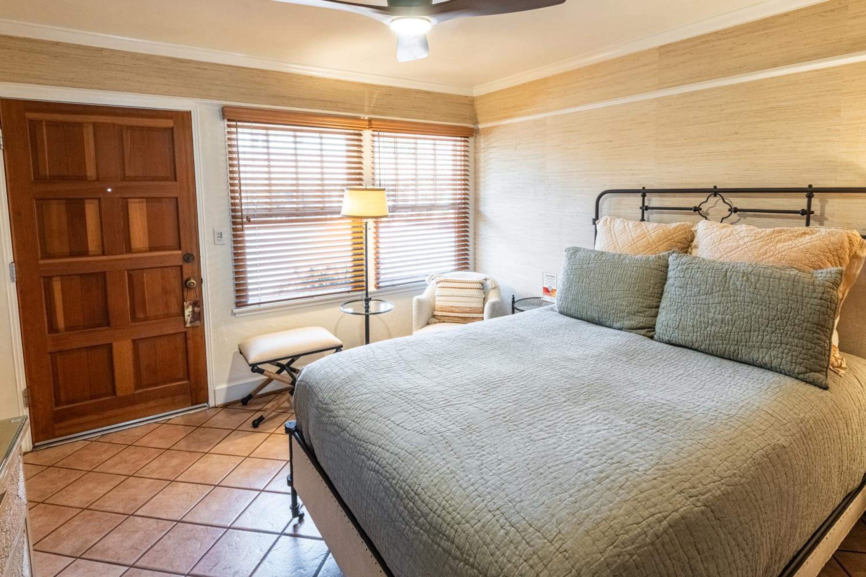Standard Queen Room - Ten