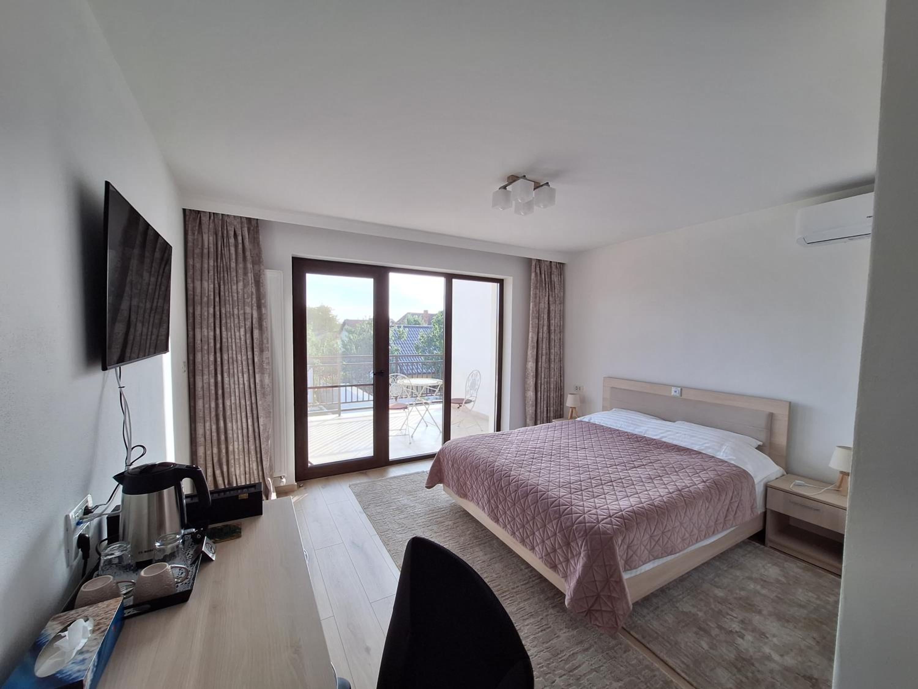 Double Room with Pool View photo 3