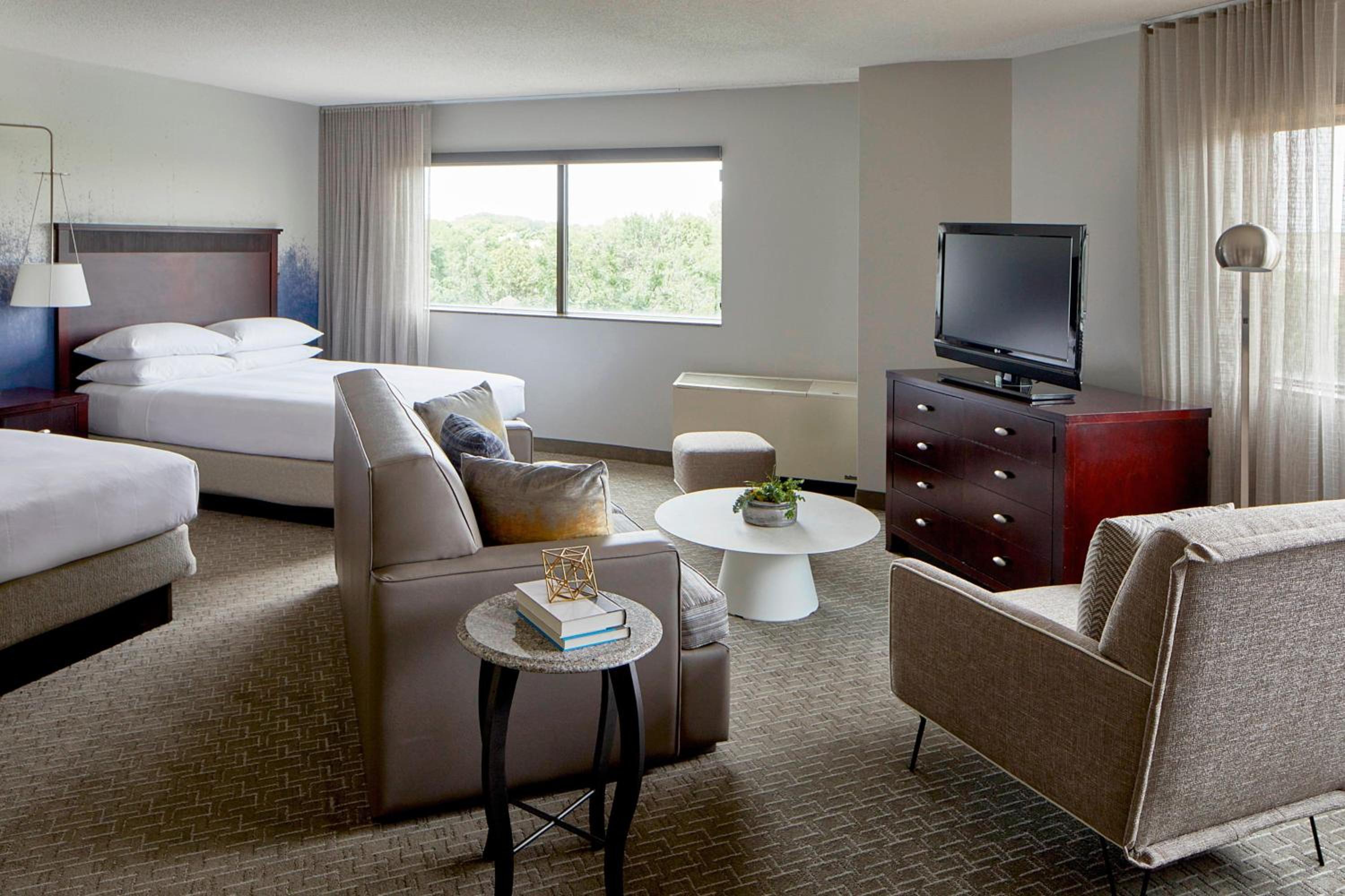 1 Bedroom Larger Suite, 2 Queen, Sofa bed - Photo 6